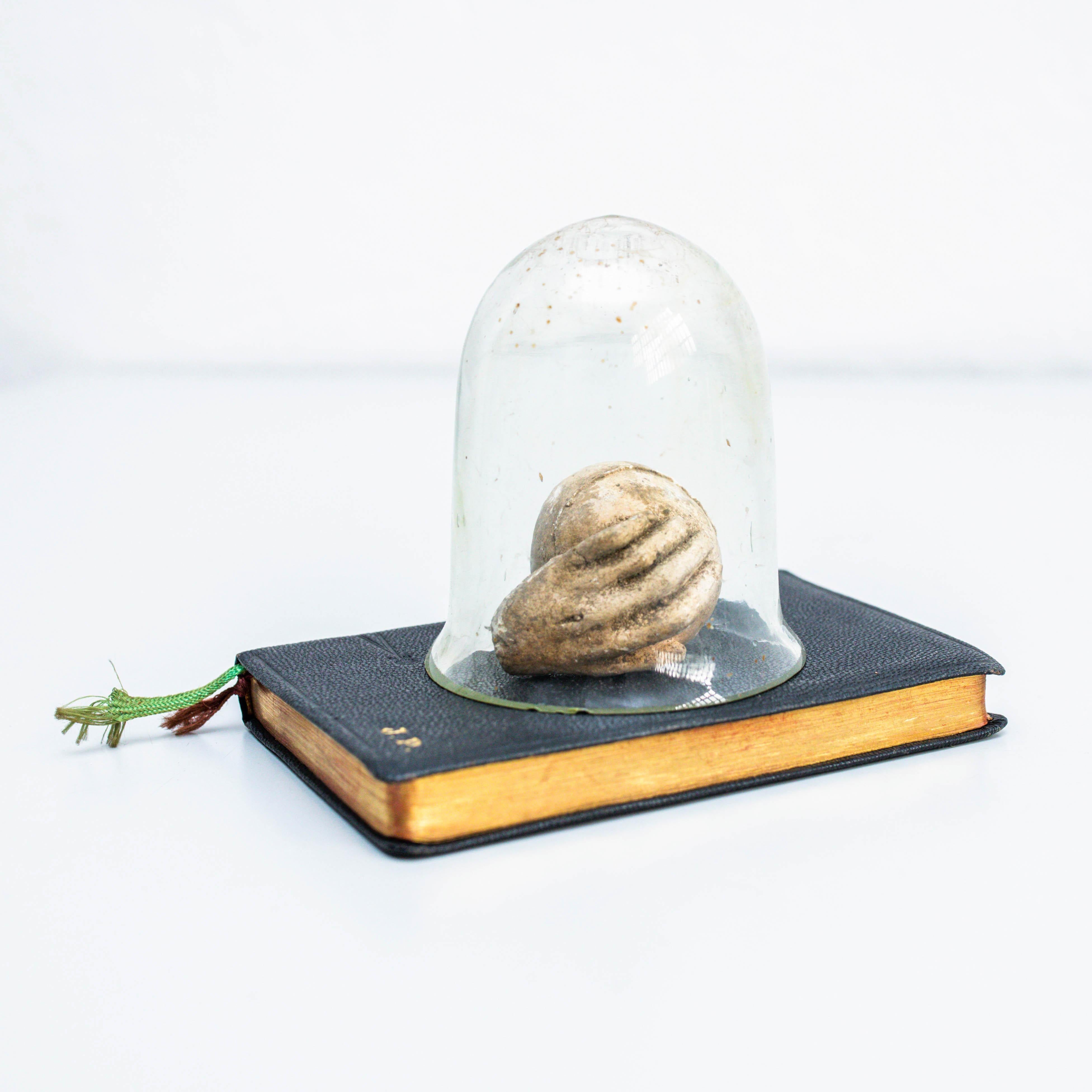 Opera d'arte con vecchio libro e mano misteriosa, circa 1990 in vendita 5