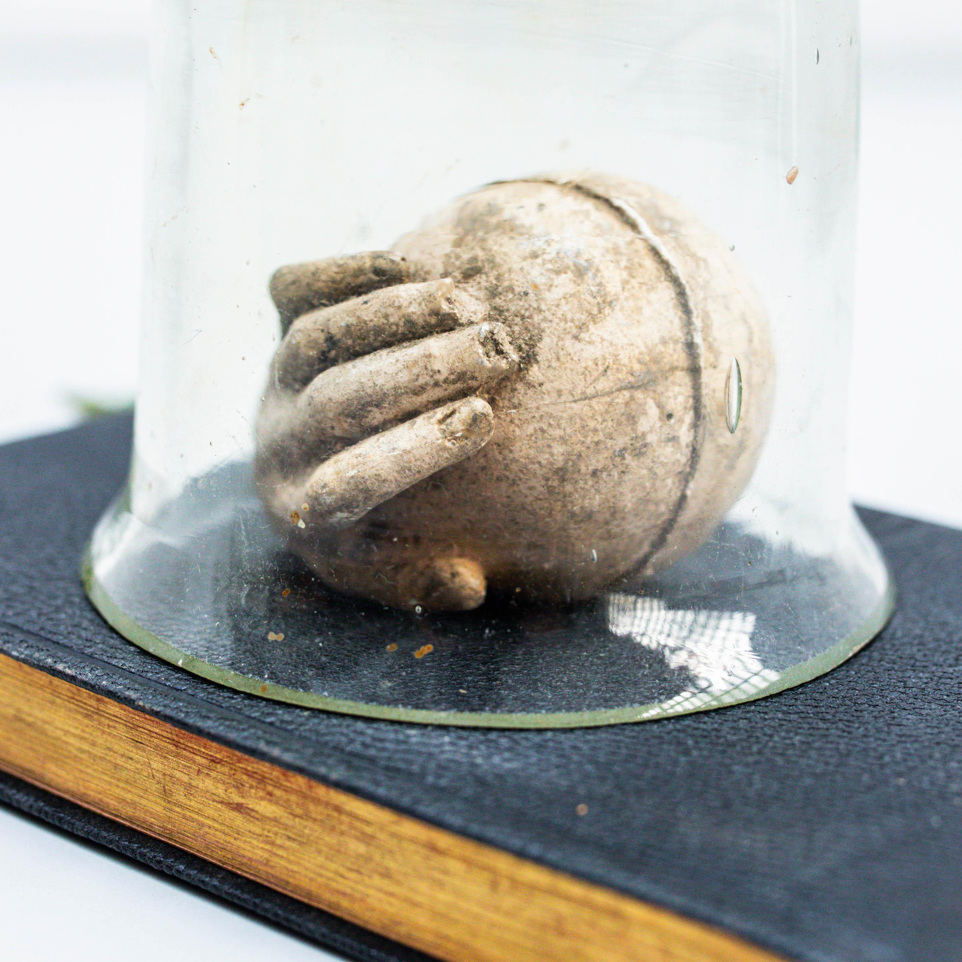 Legno Opera d'arte con vecchio libro e mano misteriosa, circa 1990 in vendita
