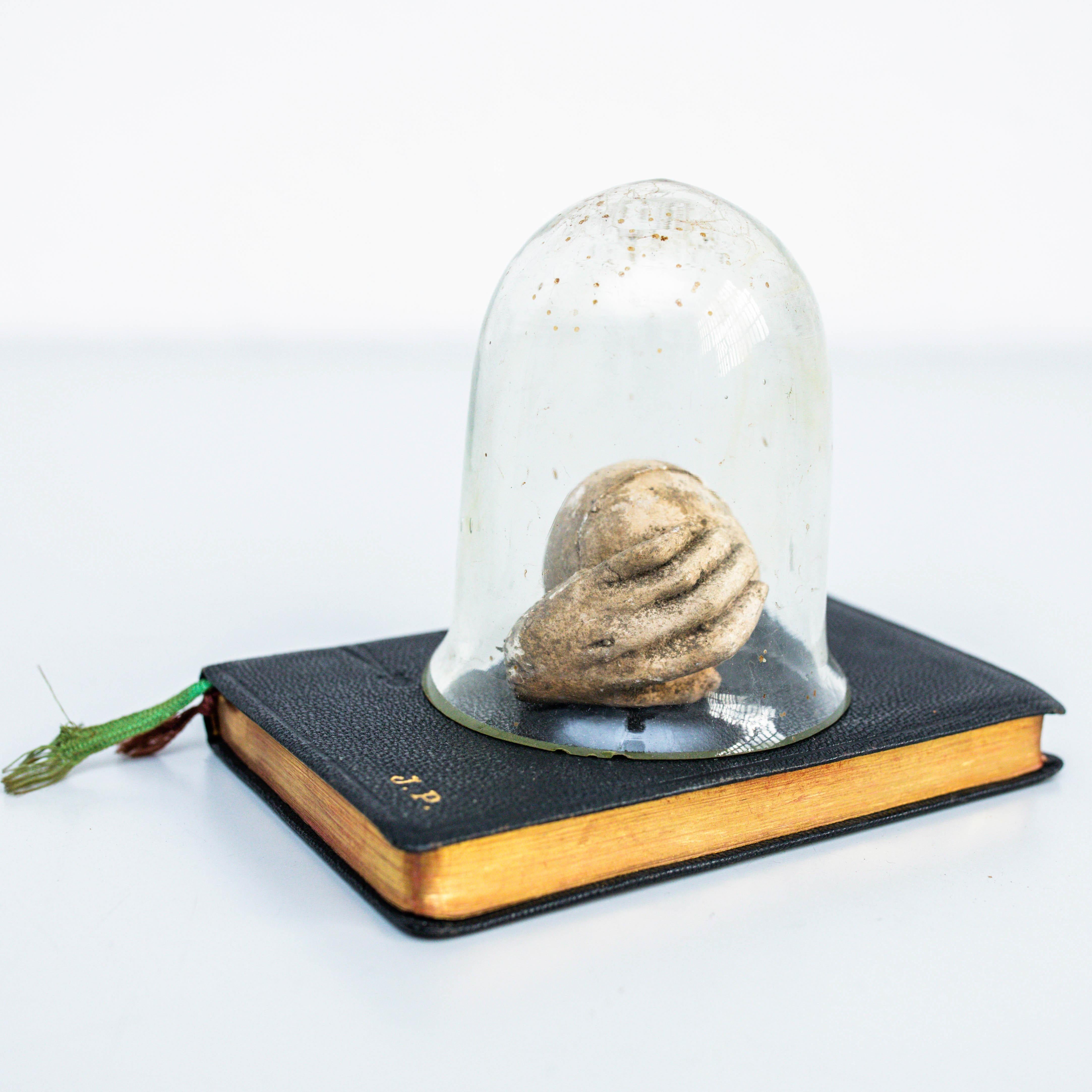 Opera d'arte con vecchio libro e mano misteriosa, circa 1990 in vendita 3