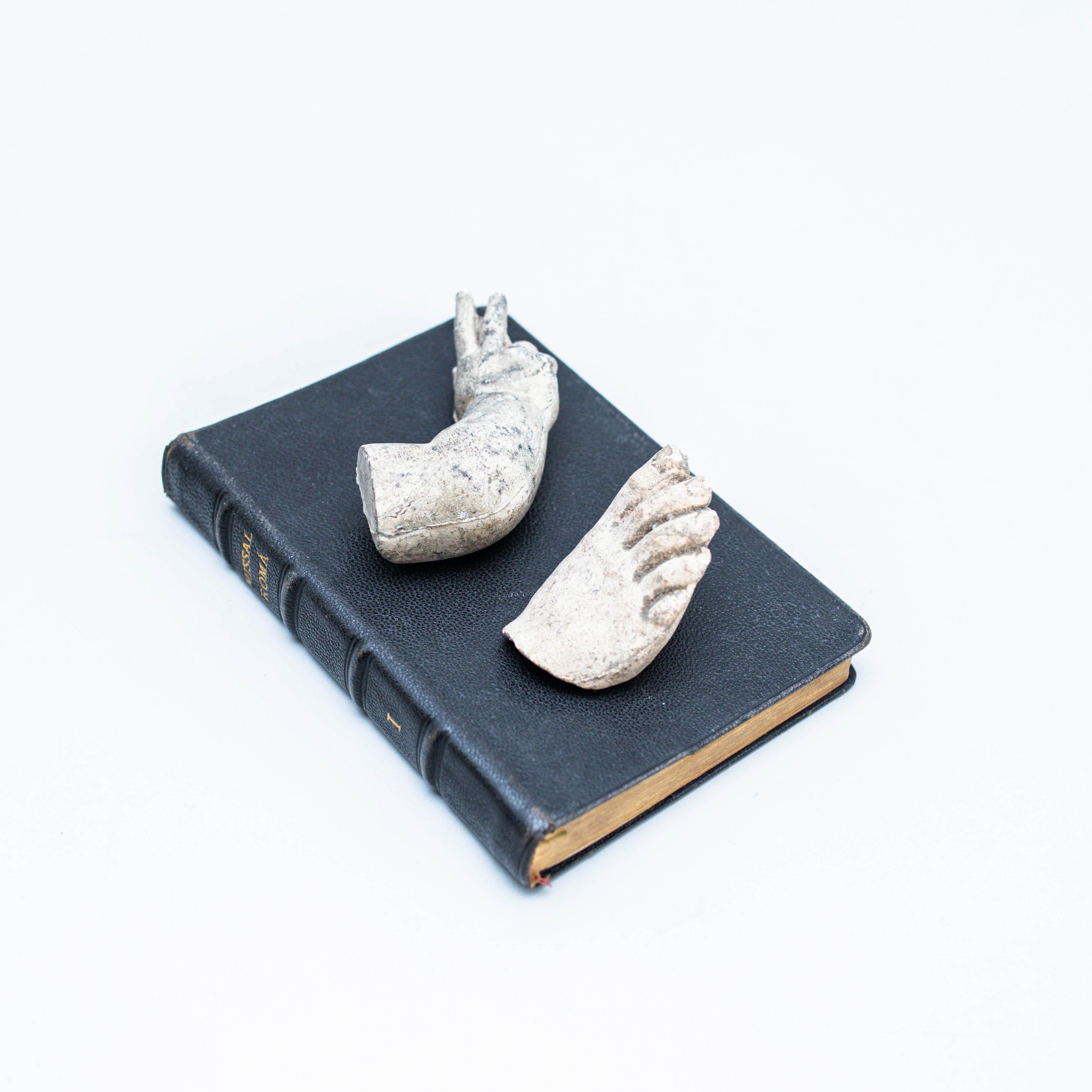 Opere d'arte con vecchi libri e parti misteriose di sculture.    Realizzato da un produttore sconosciuto in Spagna, intorno al 1990.    In condizioni originali, con lievi usure dovute all'età e all'uso, che conservano una bella patina.    
