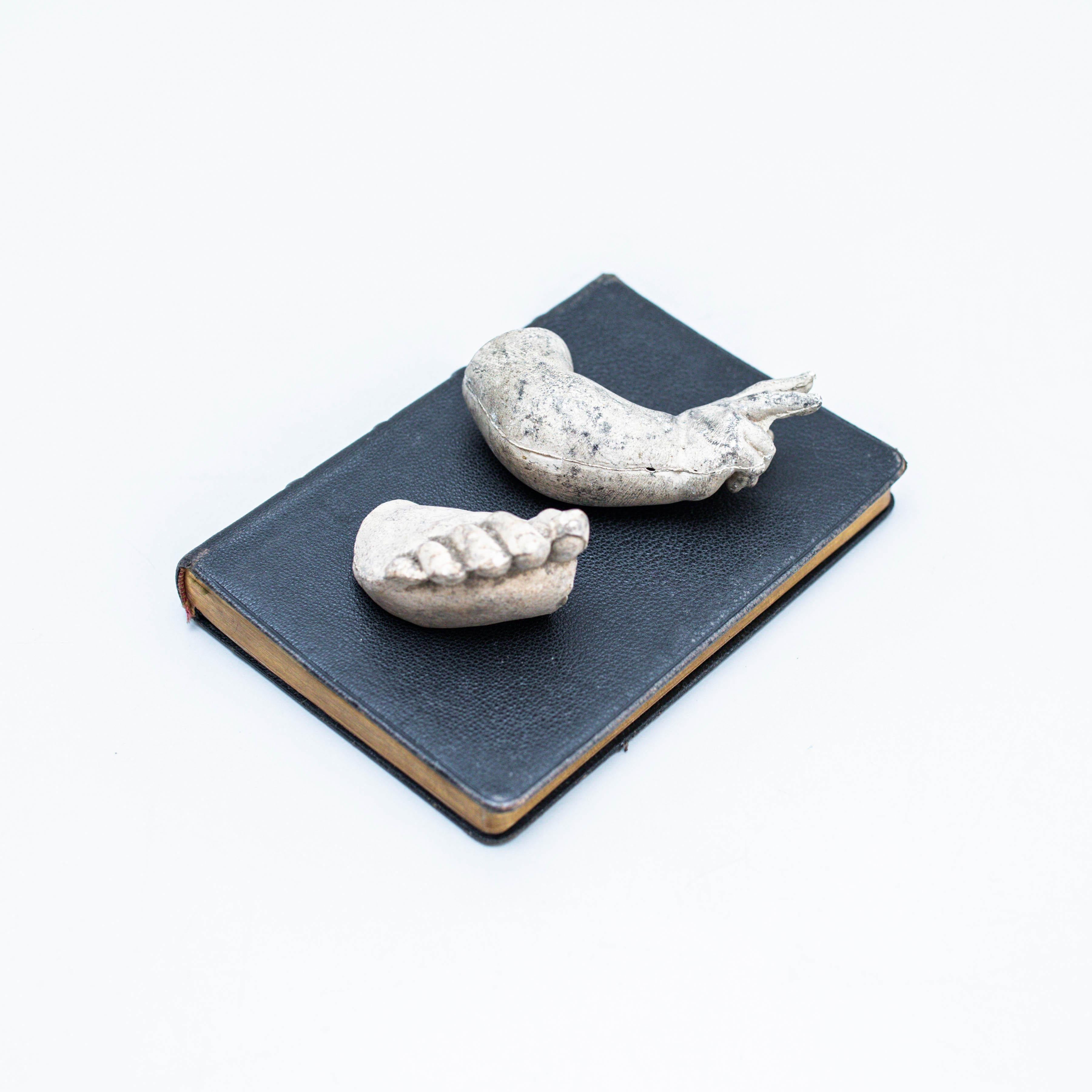 Spagnolo Opera d'arte con vecchio libro e parti misteriose di sculture, circa 1990 in vendita
