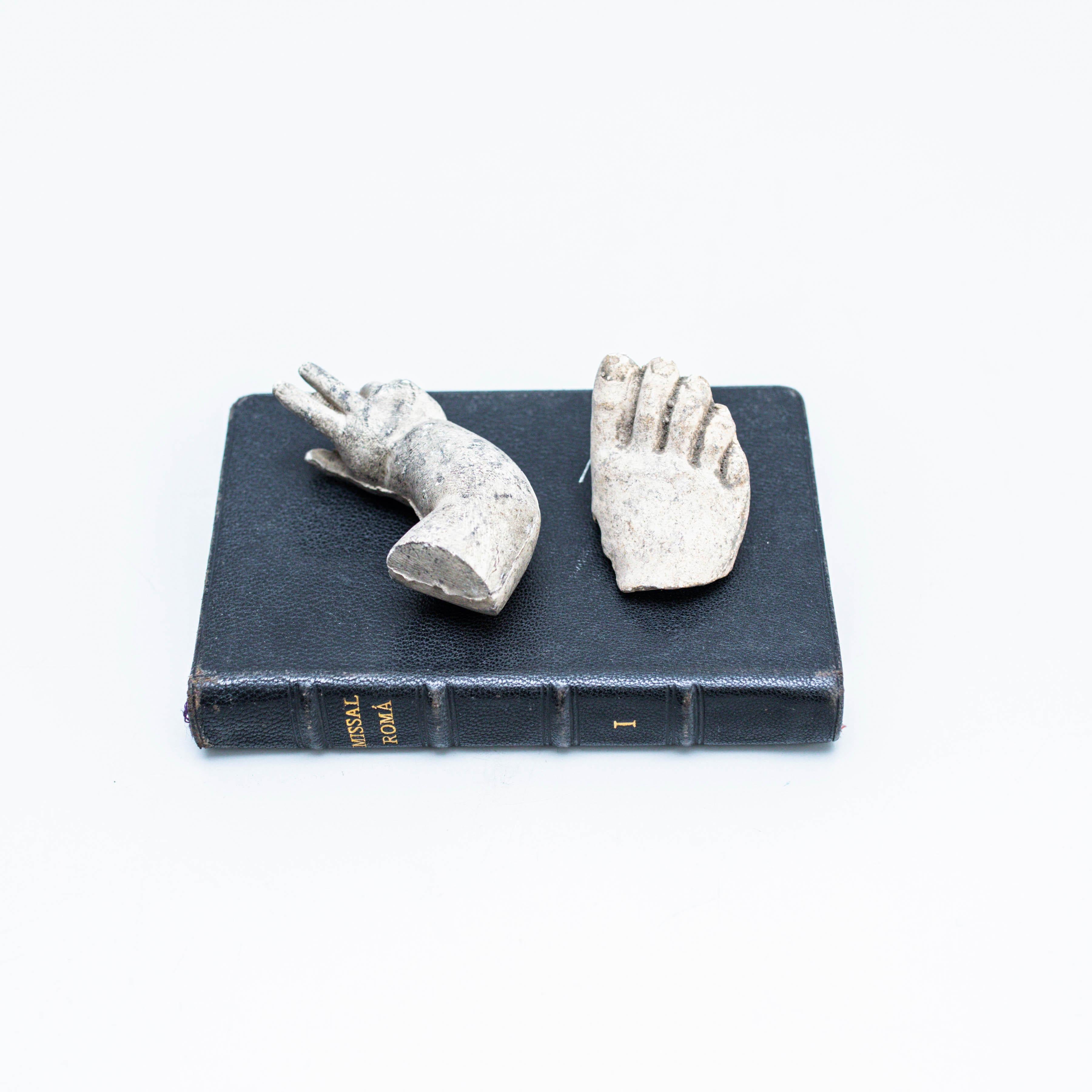 Opera d'arte con vecchio libro e parti misteriose di sculture, circa 1990 In condizioni buone in vendita a Barcelona, ES