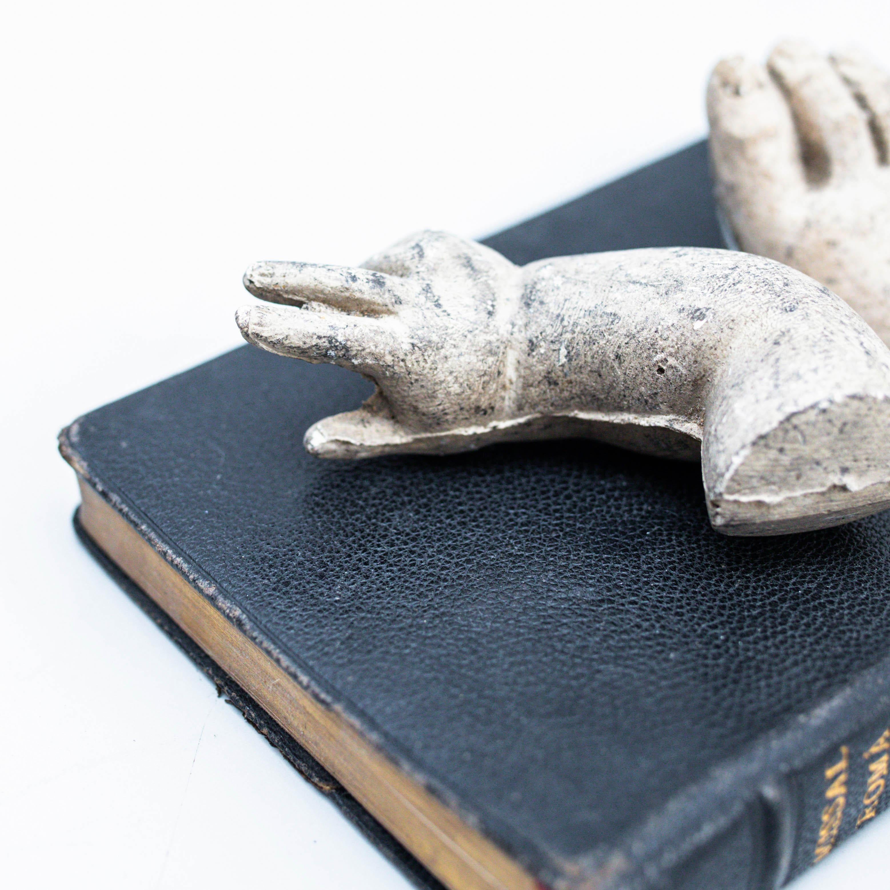 Opera d'arte con vecchio libro e parti misteriose di sculture, circa 1990 in vendita 2