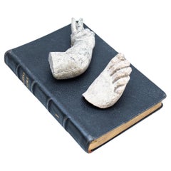 Kunstwerk mit altem Buch und geheimnisvollen Teilen von Skulpturen, um 1990