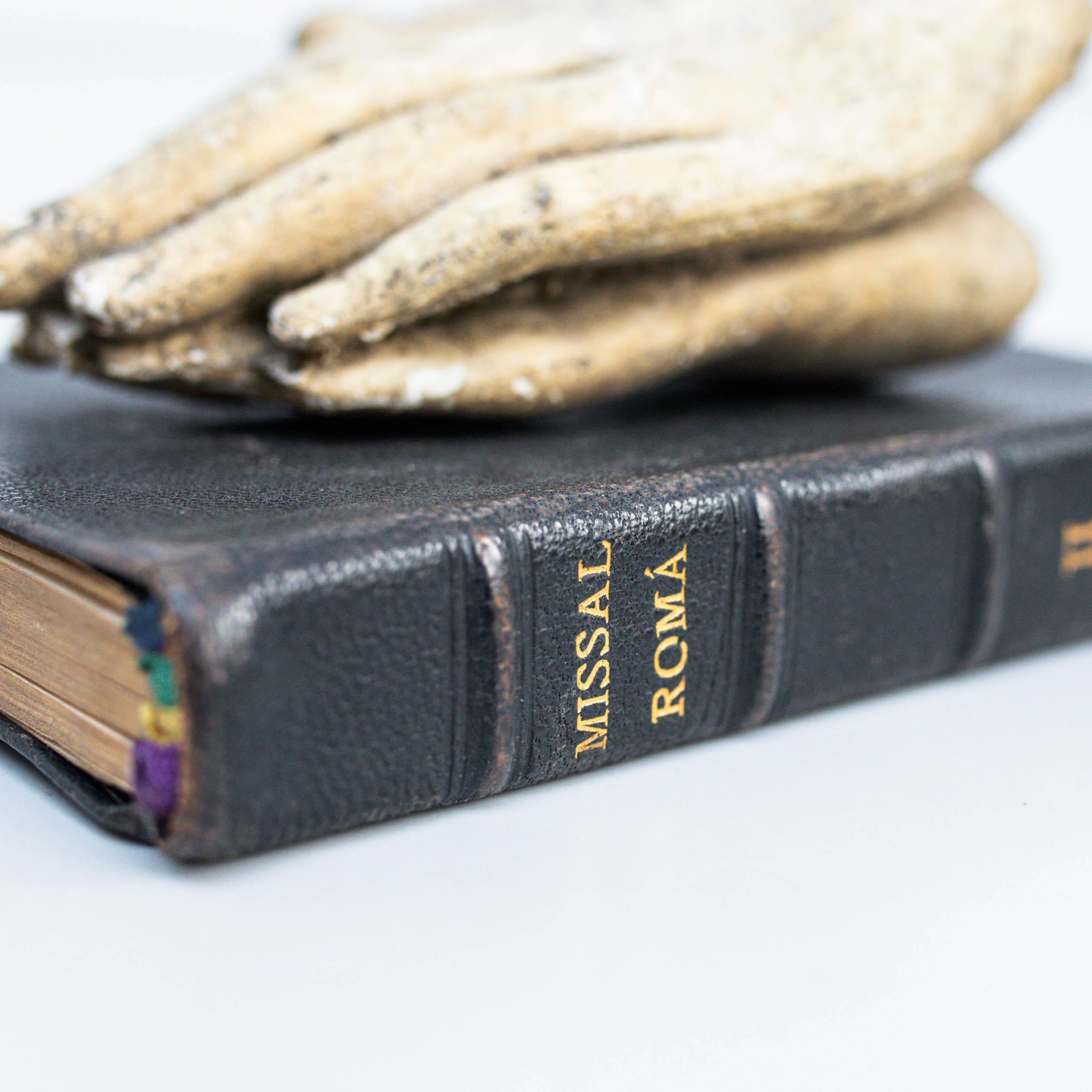 Opera d'arte con vecchio libro e misteriose mani in preghiera, circa 1990 in vendita 4