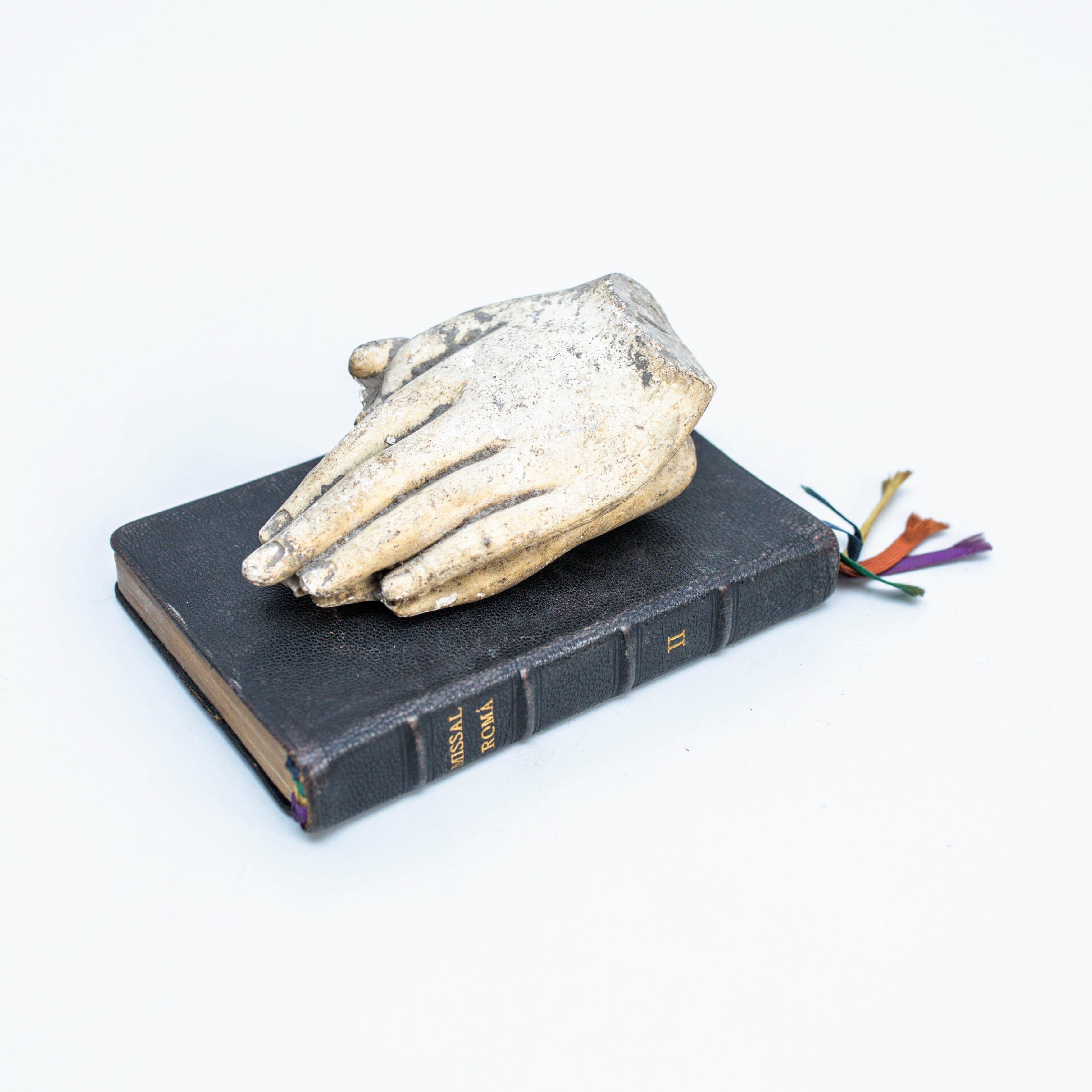 Opera d'arte con vecchio libro e misteriose mani in preghiera.    Realizzato da un artista sconosciuto in Spagna, intorno al 1990.    In condizioni originali, con lievi usure dovute all'età e all'uso, che conservano una bella patina.     Misure:  H.