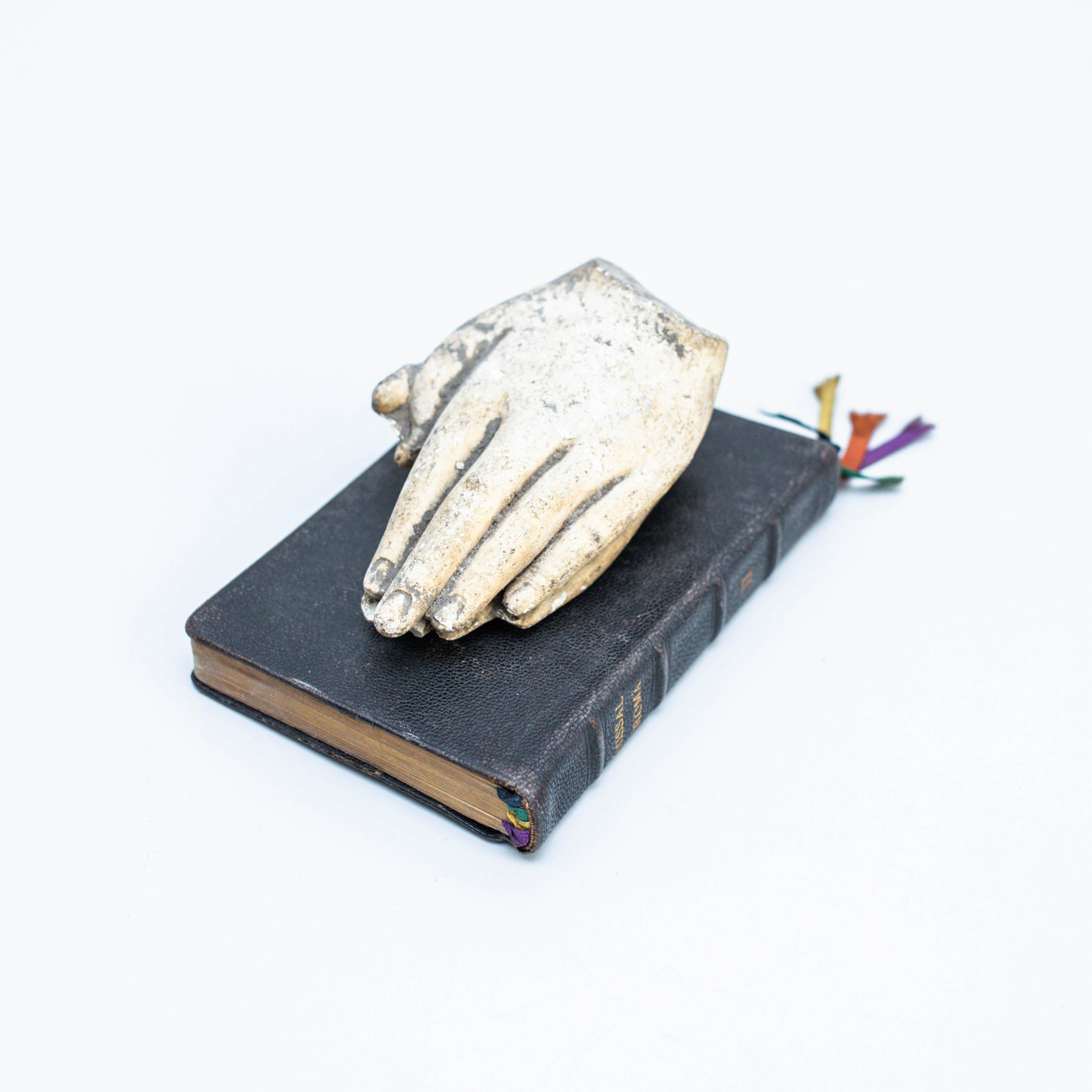 Opera d'arte con vecchio libro e misteriose mani in preghiera, circa 1990 In condizioni buone in vendita a Barcelona, ES