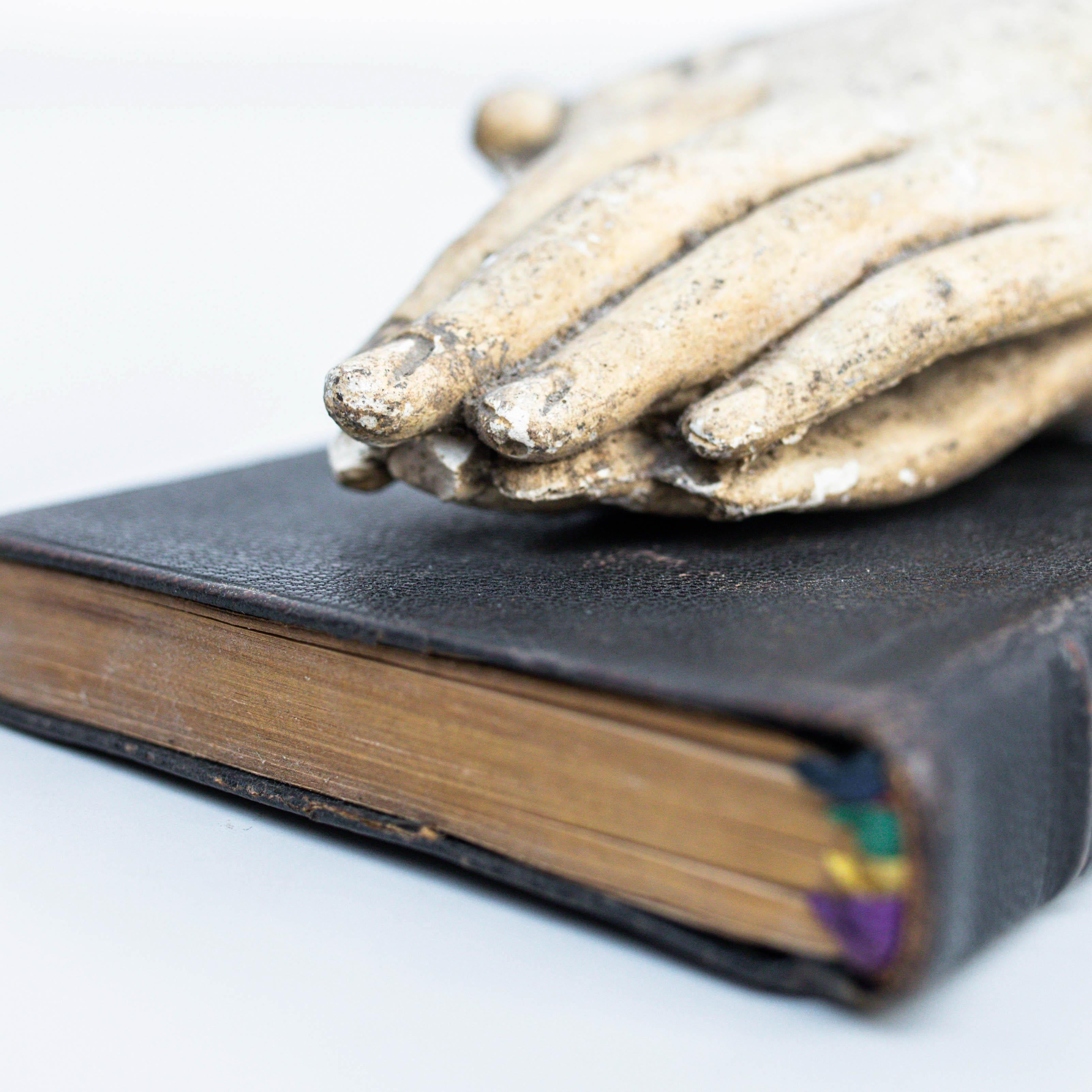 Opera d'arte con vecchio libro e misteriose mani in preghiera, circa 1990 in vendita 2