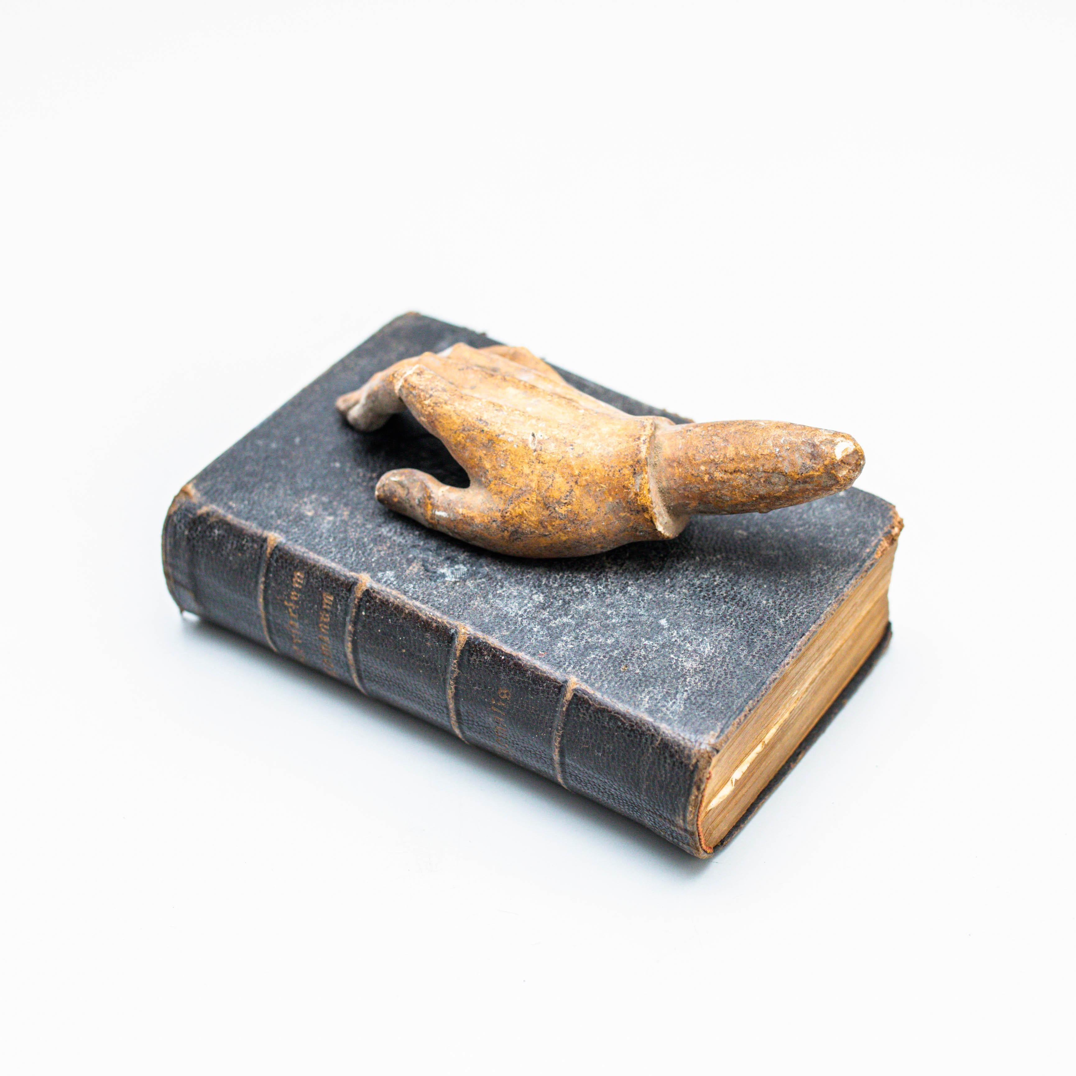 Opera d'arte con vecchio libro e mano scultorea misteriosa, circa 1990 in vendita 4