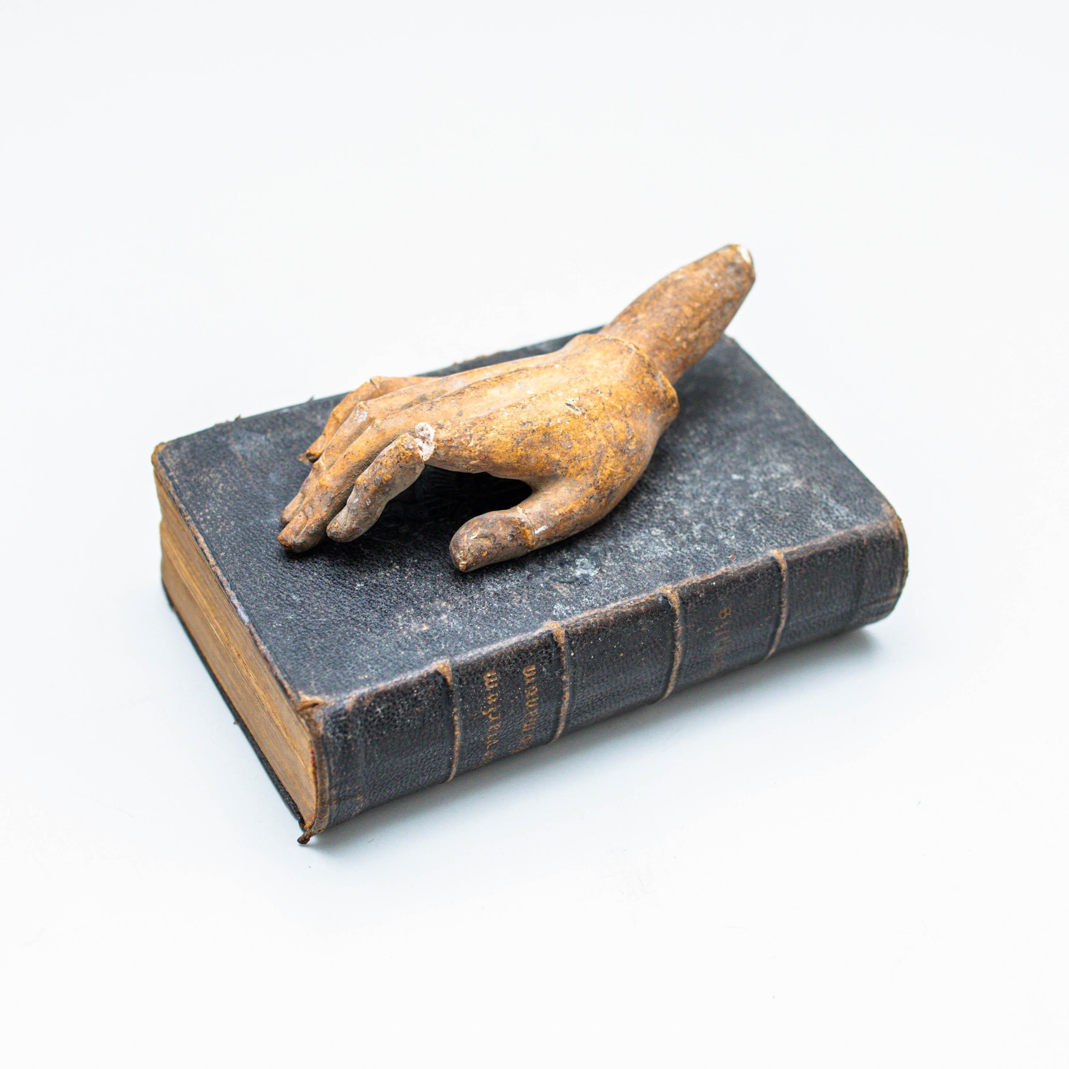 Opera d'arte con vecchio libro e mano scultorea misteriosa, circa 1990 in vendita 5