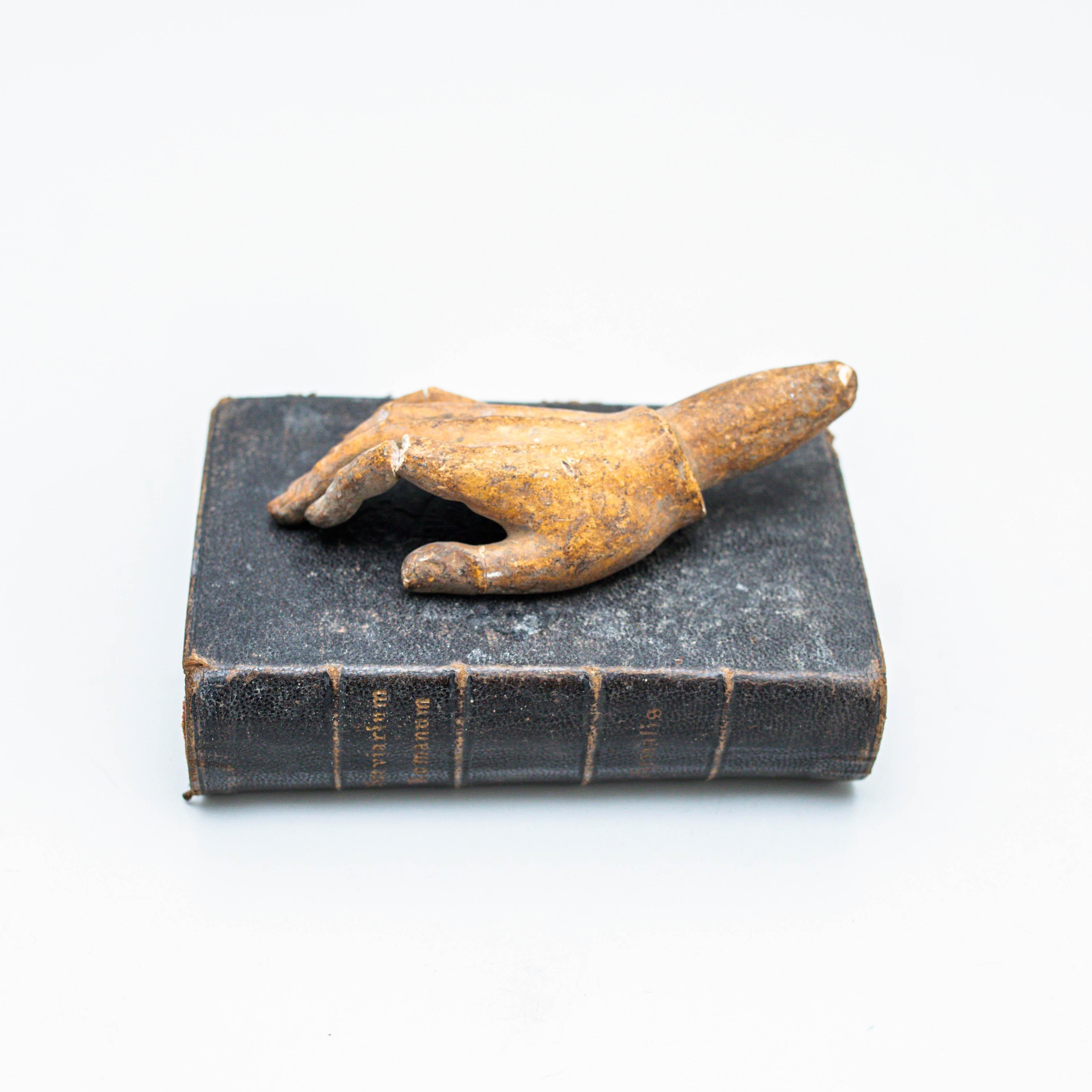 Opera d'arte con vecchio libro e mano scultorea misteriosa, circa 1990 in vendita 6