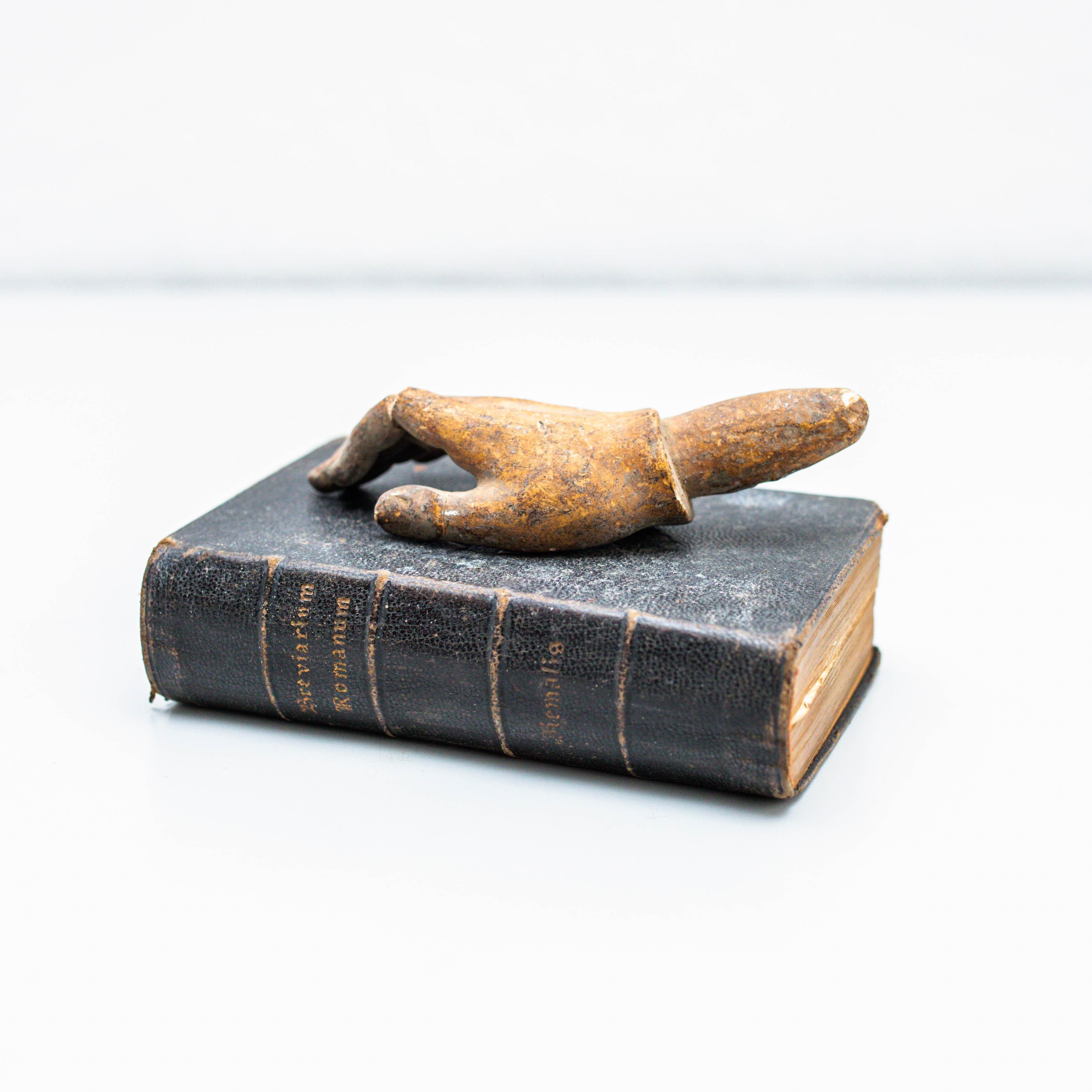 Opera d'arte con vecchio libro e mano scultorea misteriosa, circa 1990 in vendita 7