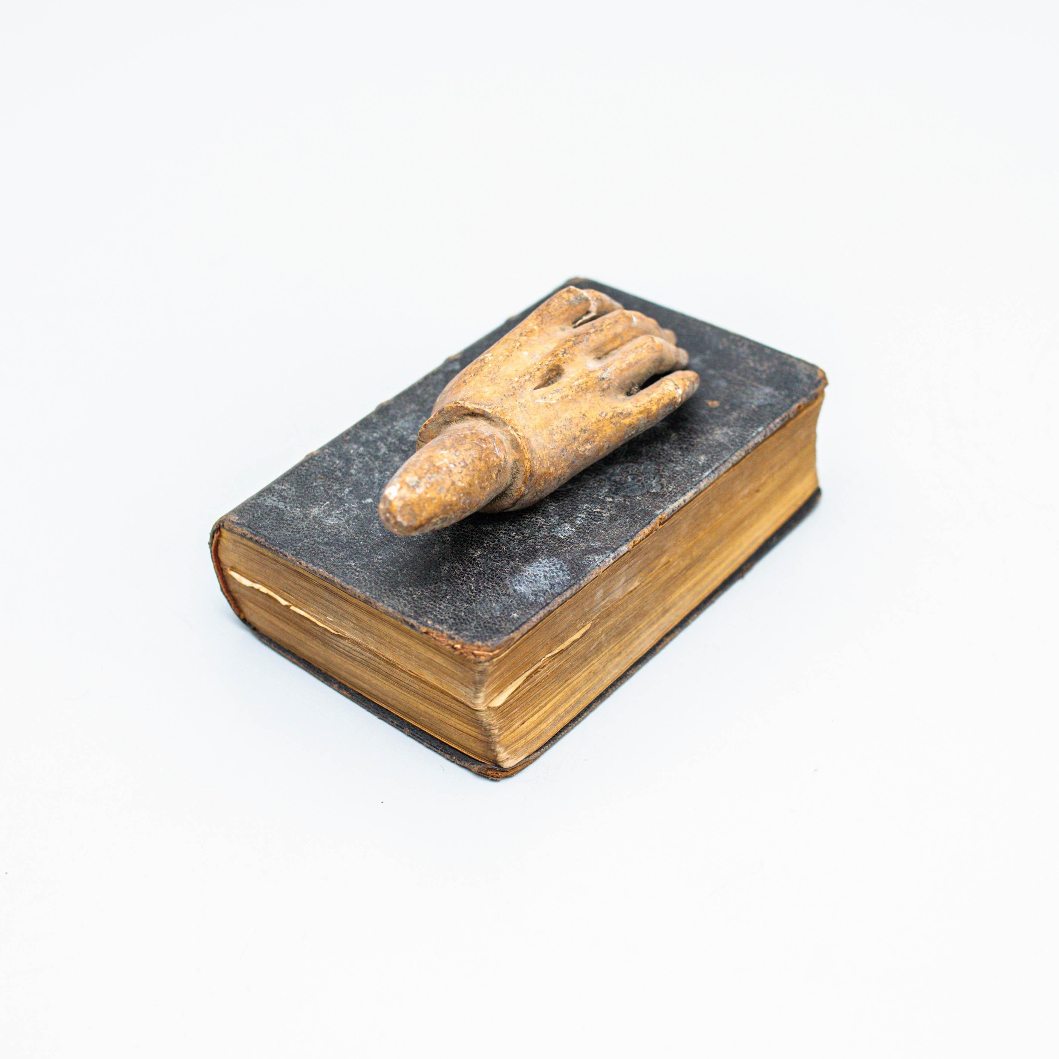 Opera d'arte con vecchio libro e mano scultorea misteriosa.  Realizzato da un artista sconosciuto in Spagna, intorno al 1990.  In condizioni originali, con lievi usure dovute all'età e all'uso, che conservano una bella patina.   Materiali: Wood.