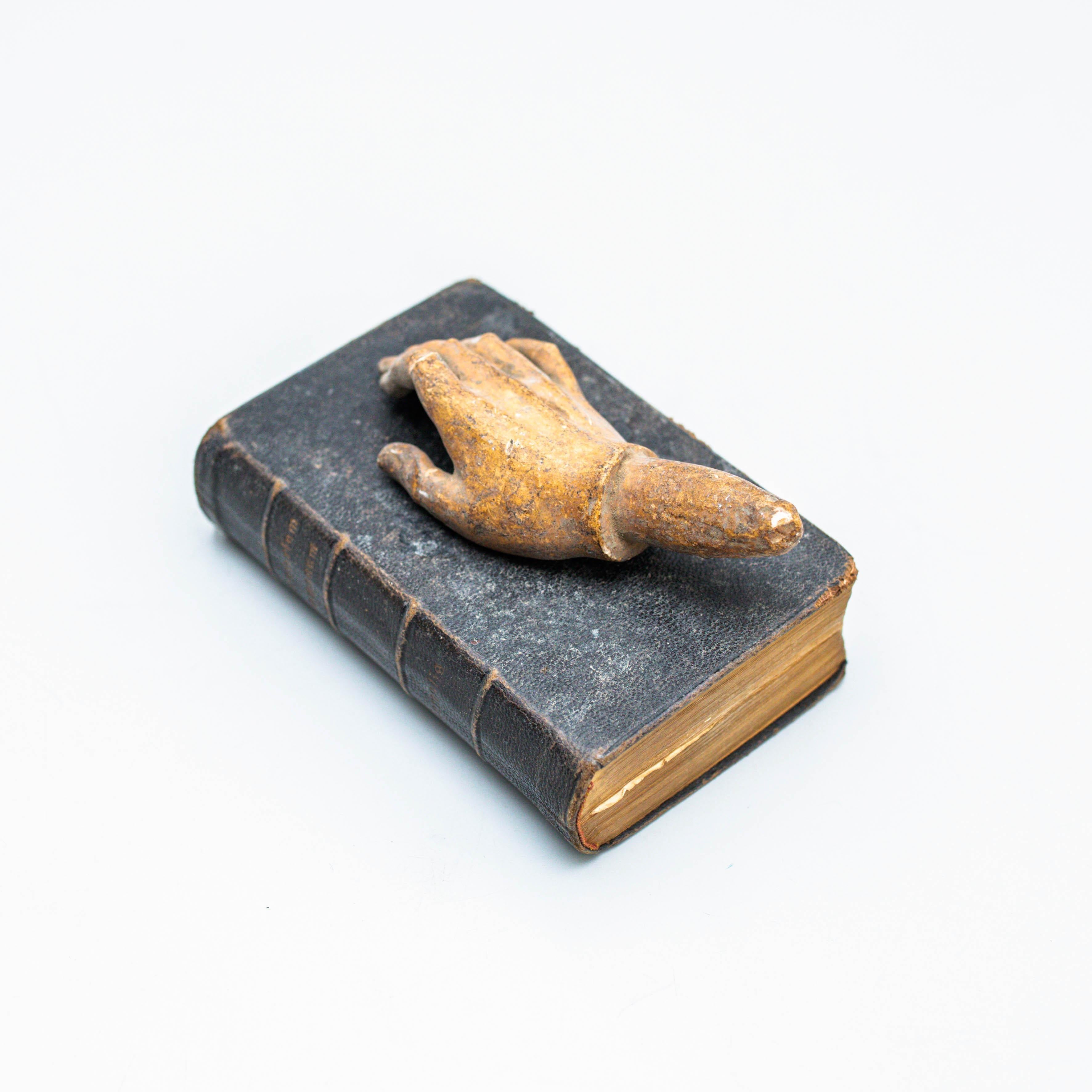 Spagnolo Opera d'arte con vecchio libro e mano scultorea misteriosa, circa 1990 in vendita