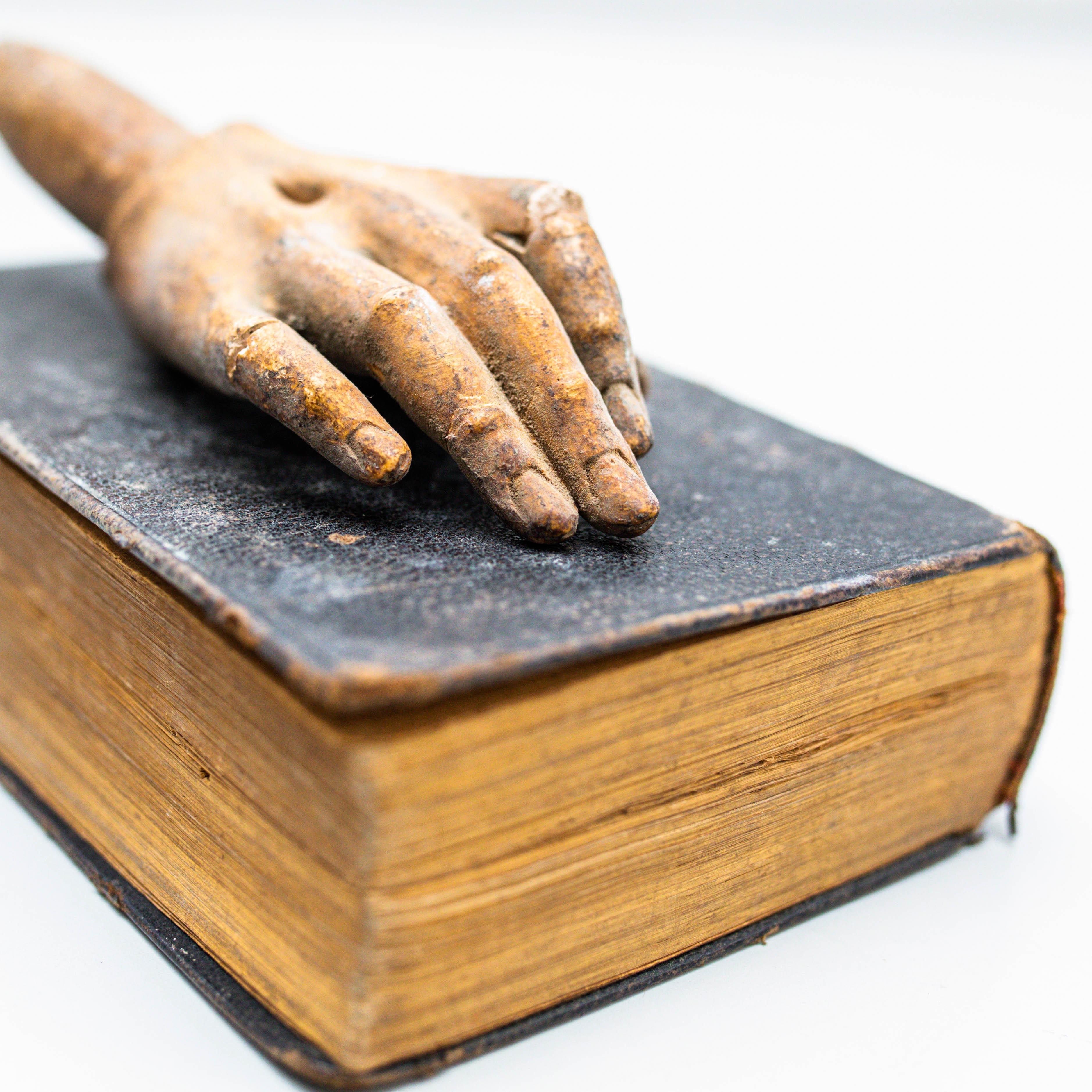 Fine XX secolo Opera d'arte con vecchio libro e mano scultorea misteriosa, circa 1990 in vendita
