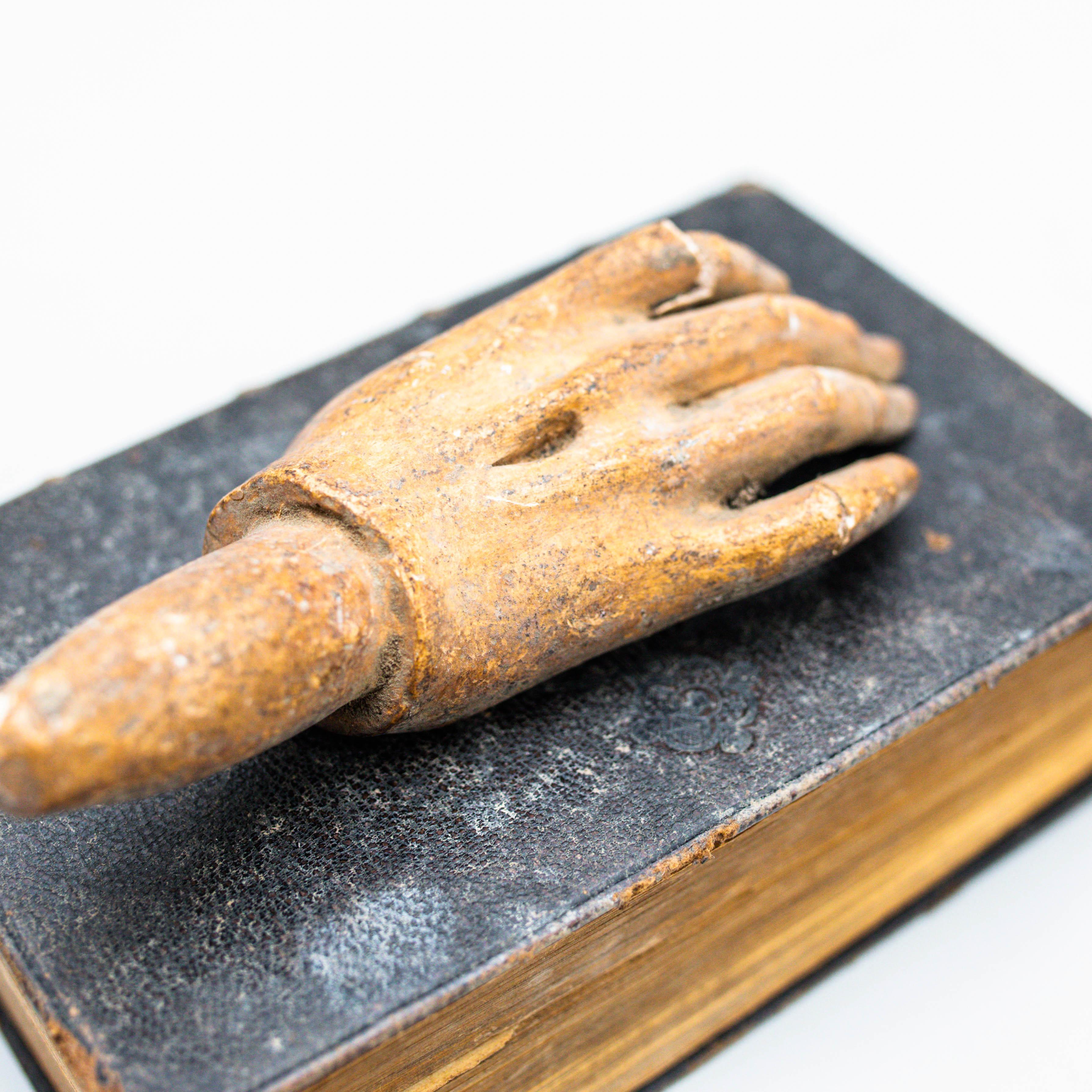 Opera d'arte con vecchio libro e mano scultorea misteriosa, circa 1990 in vendita 1