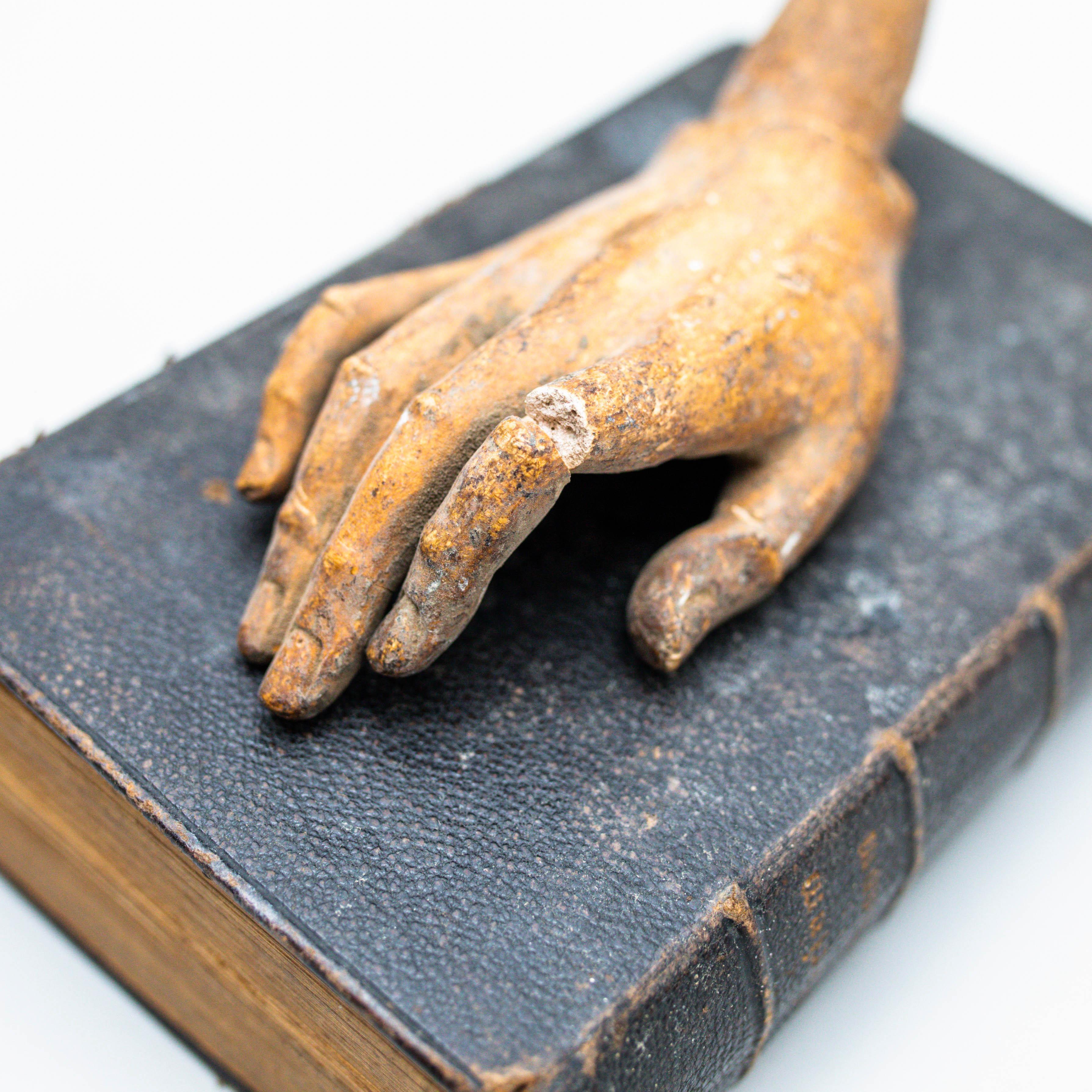 Opera d'arte con vecchio libro e mano scultorea misteriosa, circa 1990 in vendita 2