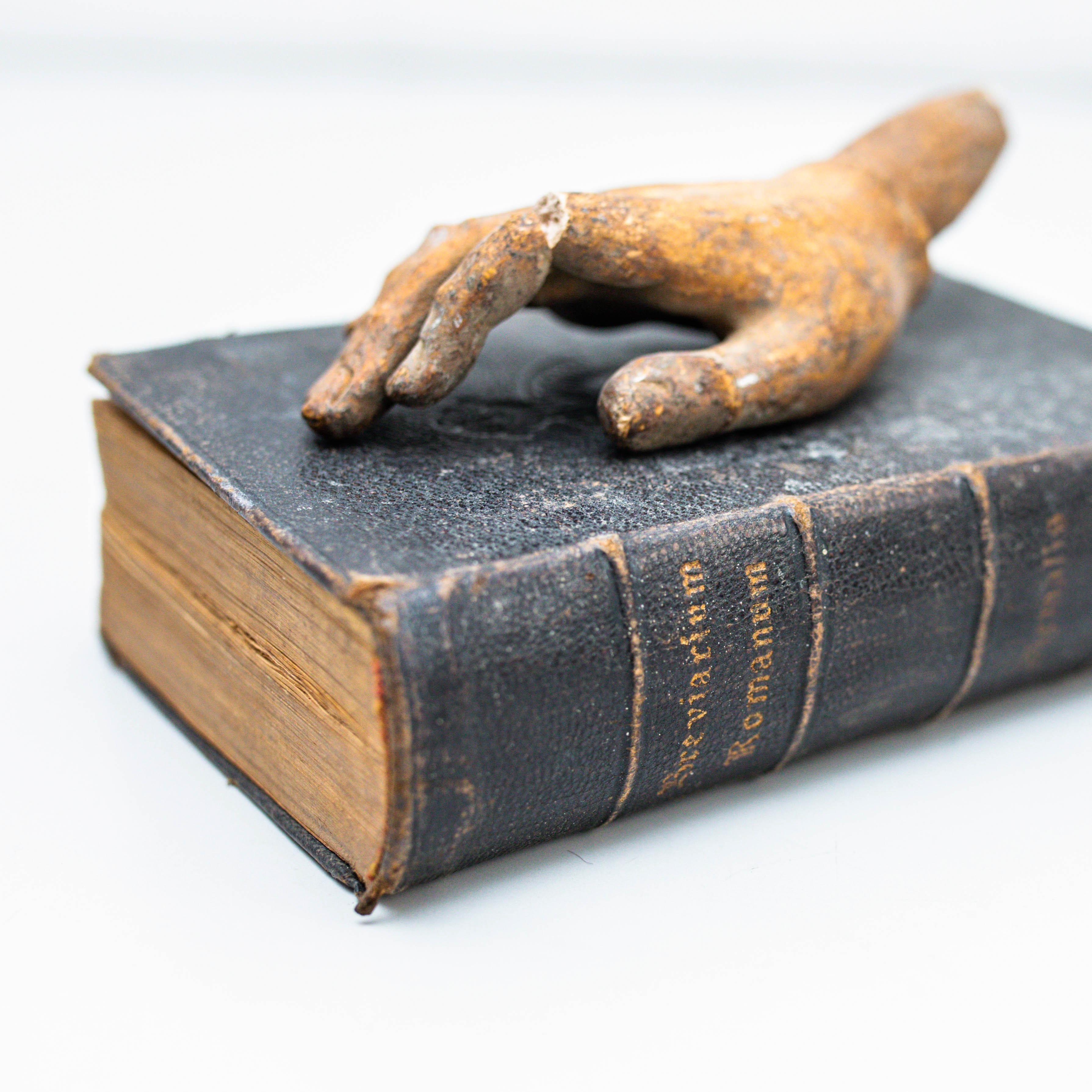 Opera d'arte con vecchio libro e mano scultorea misteriosa, circa 1990 in vendita 3