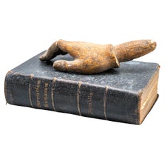 Kunstwerk mit altem Buch und geheimnisvoller Skulptur von Hand, um 1990
