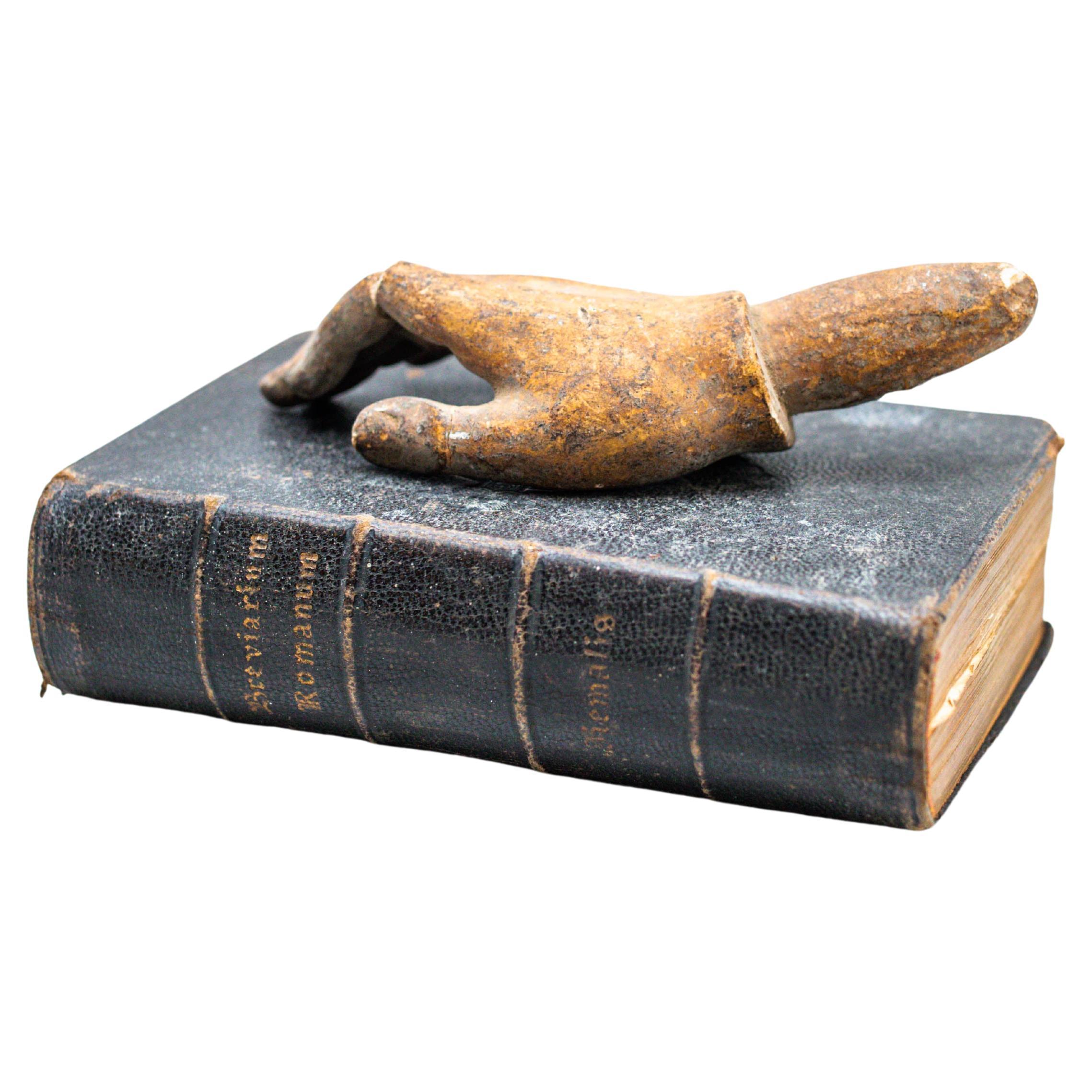 Kunstwerk mit altem Buch und geheimnisvoller Skulptur von Hand, um 1990 