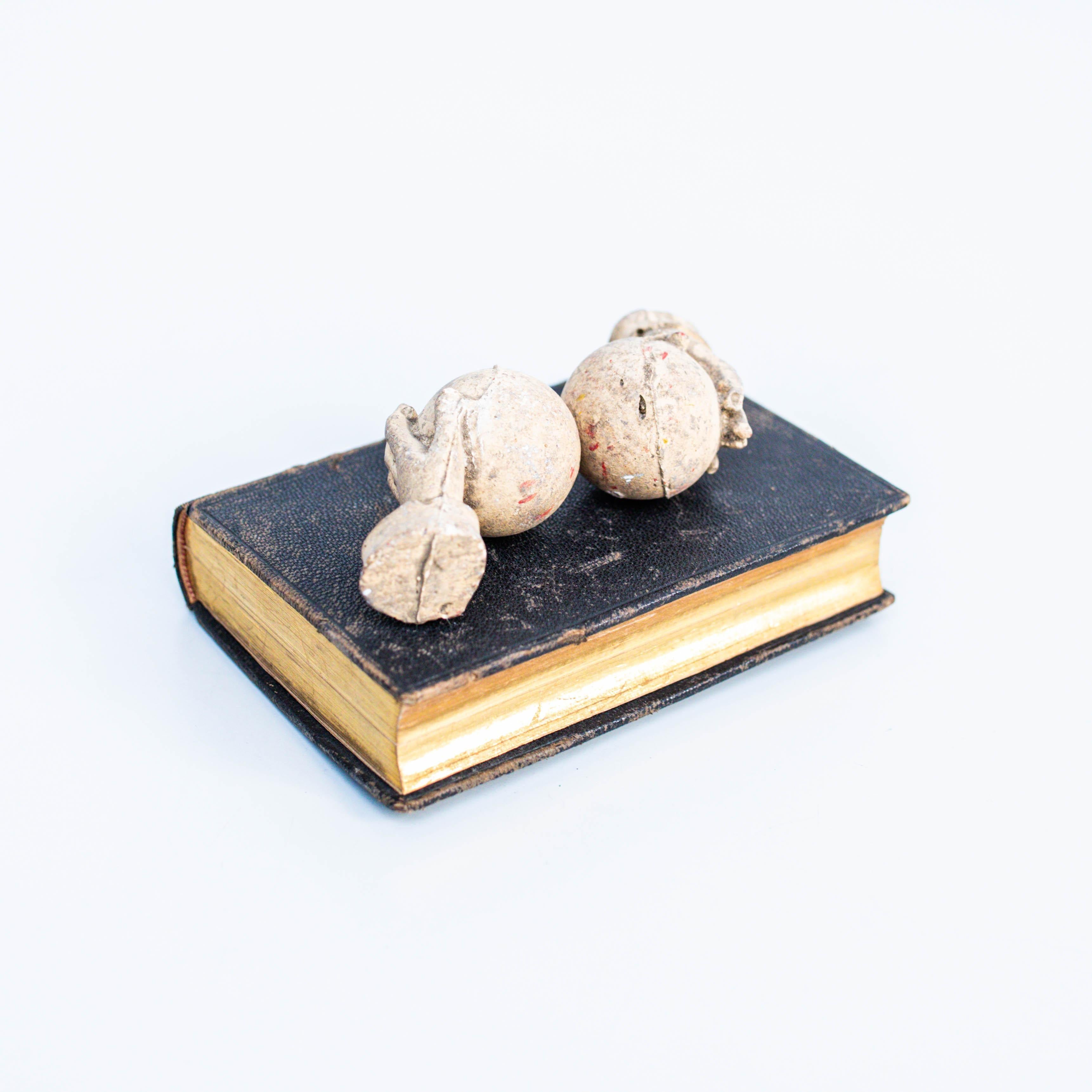 Opera d'arte con vecchio libro e scultura misteriosa Hans, circa 1990 in vendita 5