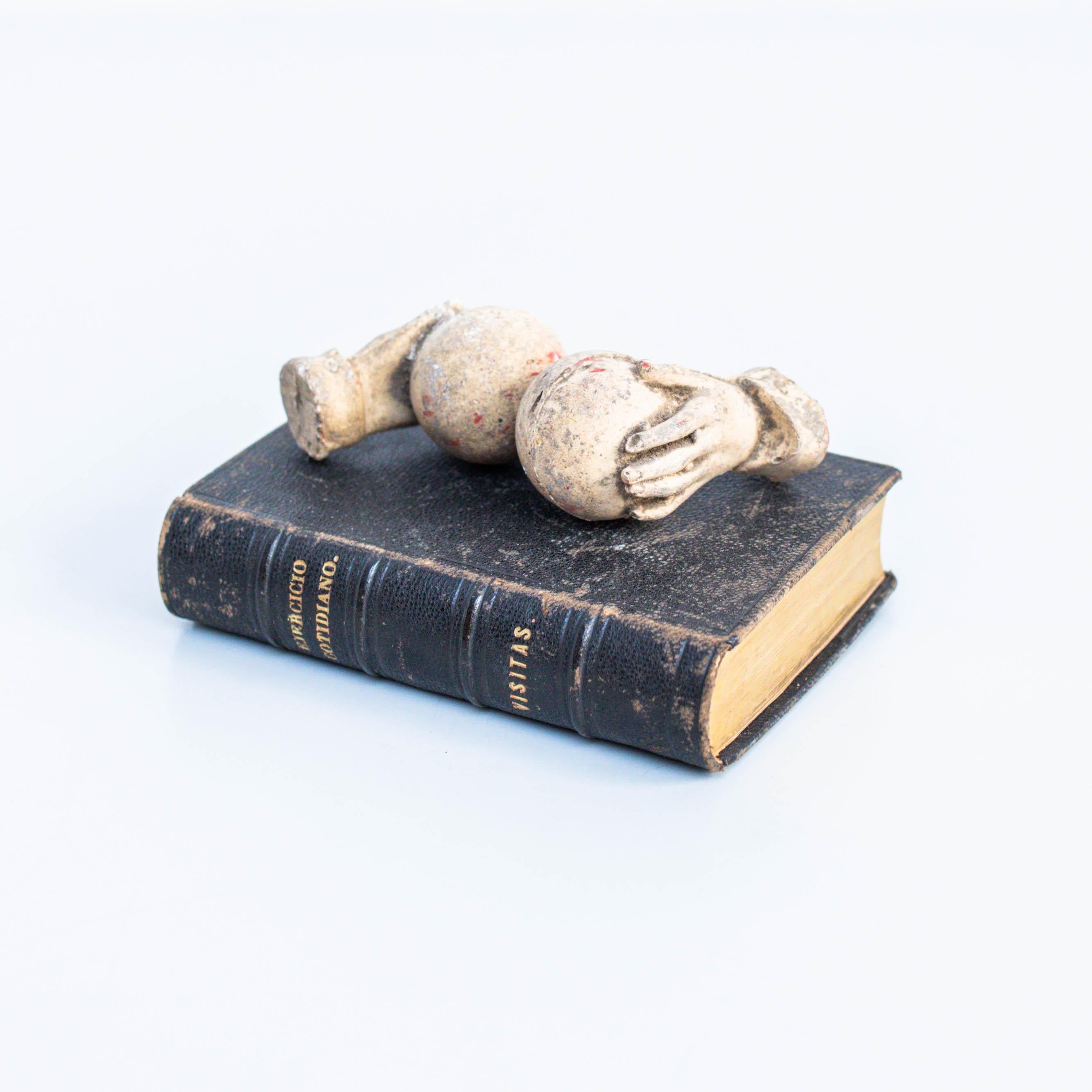 Fine XX secolo Opera d'arte con vecchio libro e scultura misteriosa Hans, circa 1990 in vendita