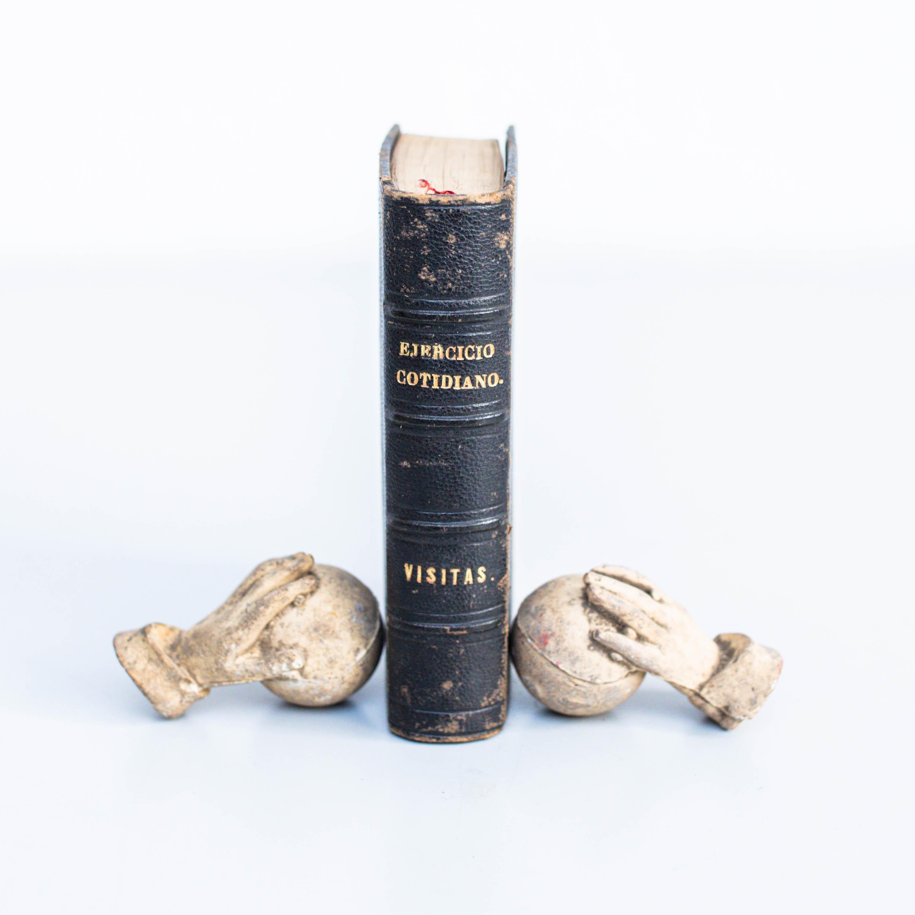 Legno Opera d'arte con vecchio libro e scultura misteriosa Hans, circa 1990 in vendita