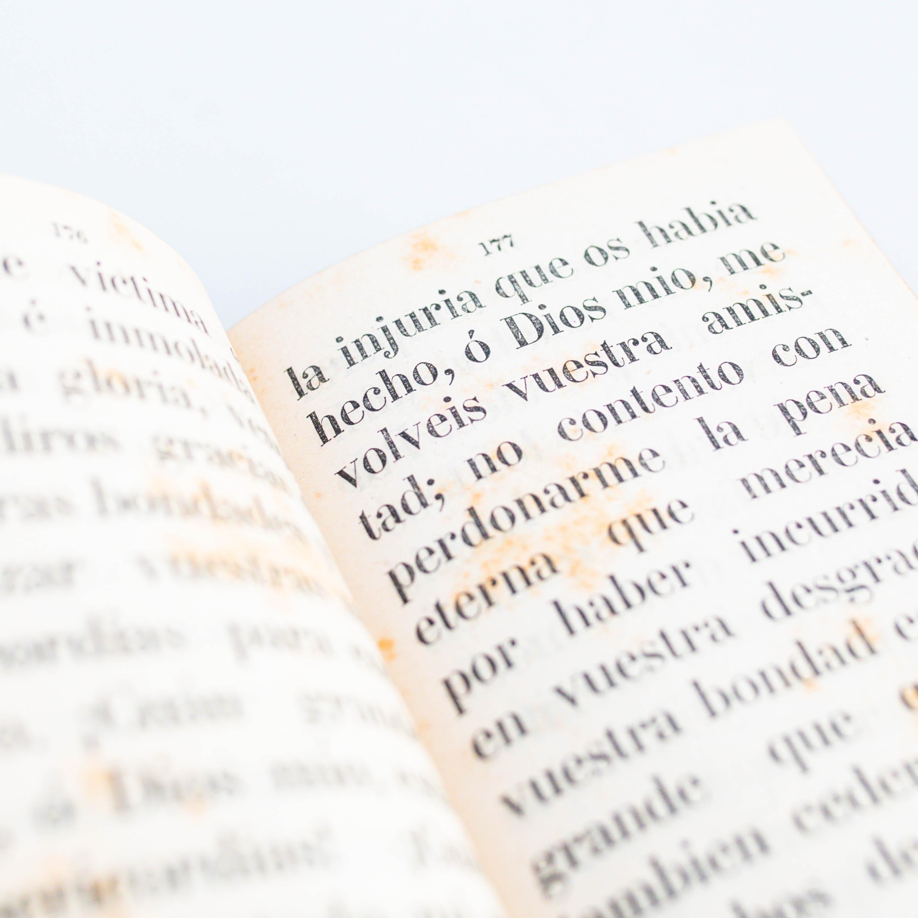 Opera d'arte con vecchio libro e scultura misteriosa Hans, circa 1990 in vendita 2