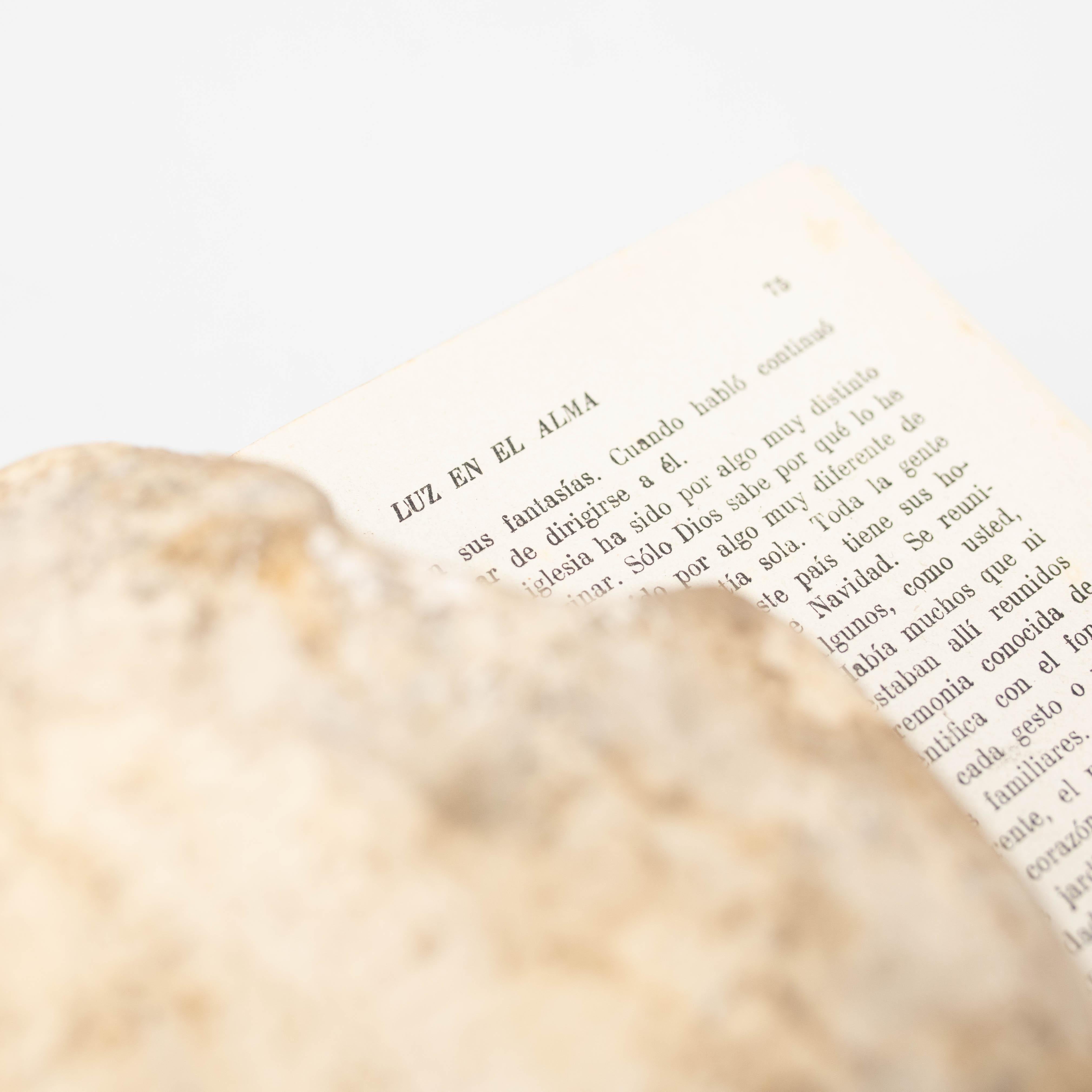 Opera d'arte con libro antico e ali di scultura misteriosa, circa 1990 in vendita 3