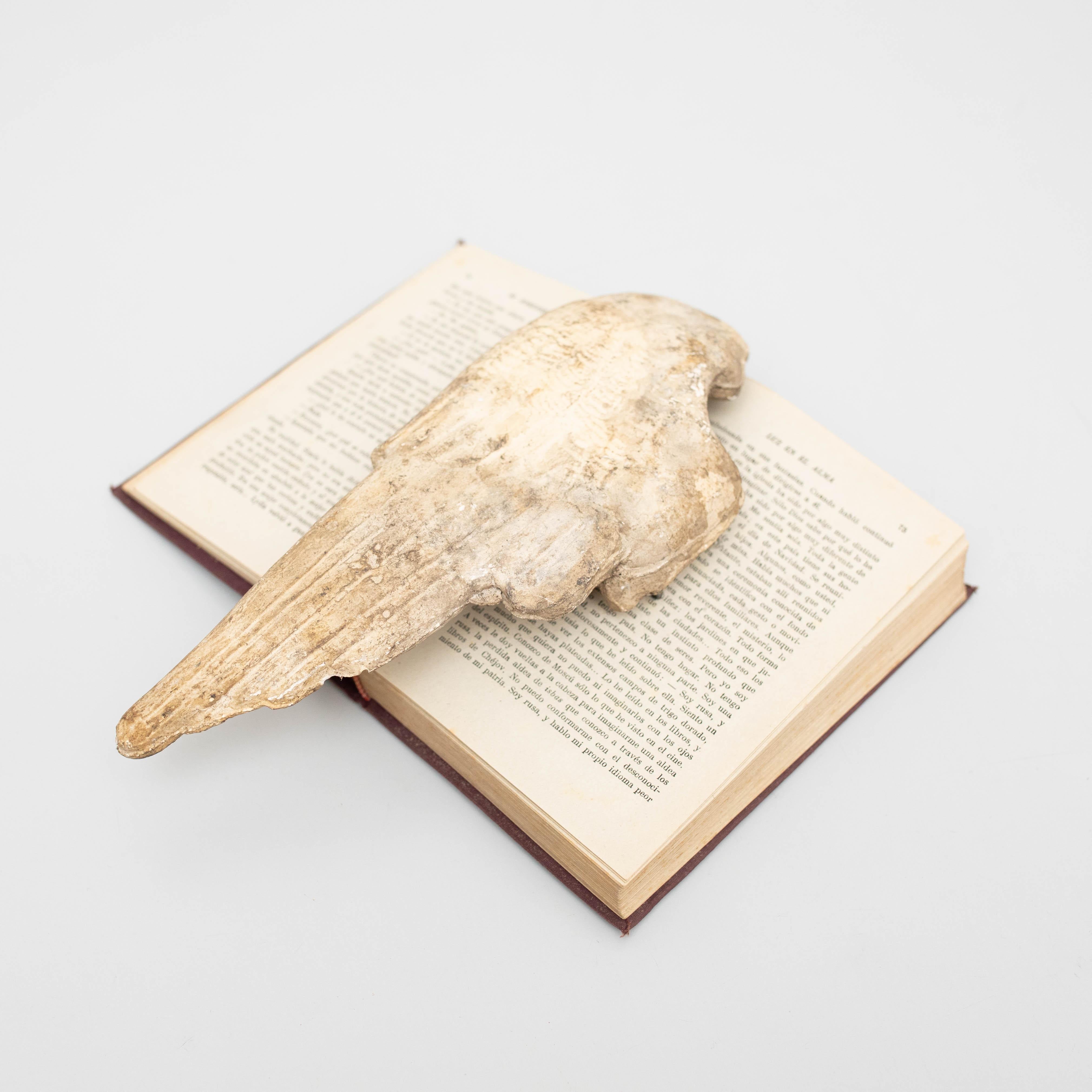 Spagnolo Opera d'arte con libro antico e ali di scultura misteriosa, circa 1990 in vendita