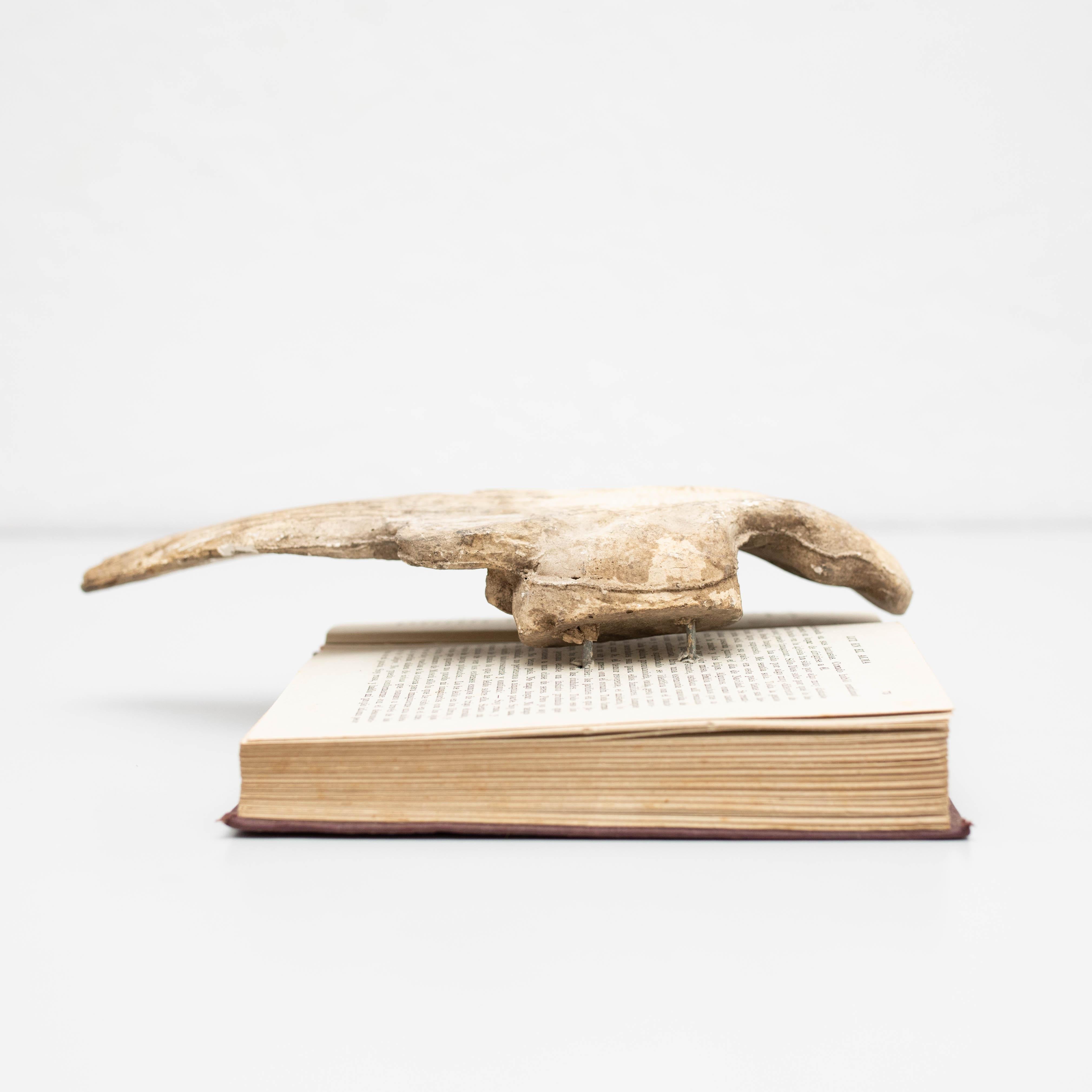 Opera d'arte con libro antico e ali di scultura misteriosa, circa 1990 In condizioni buone in vendita a Barcelona, ES