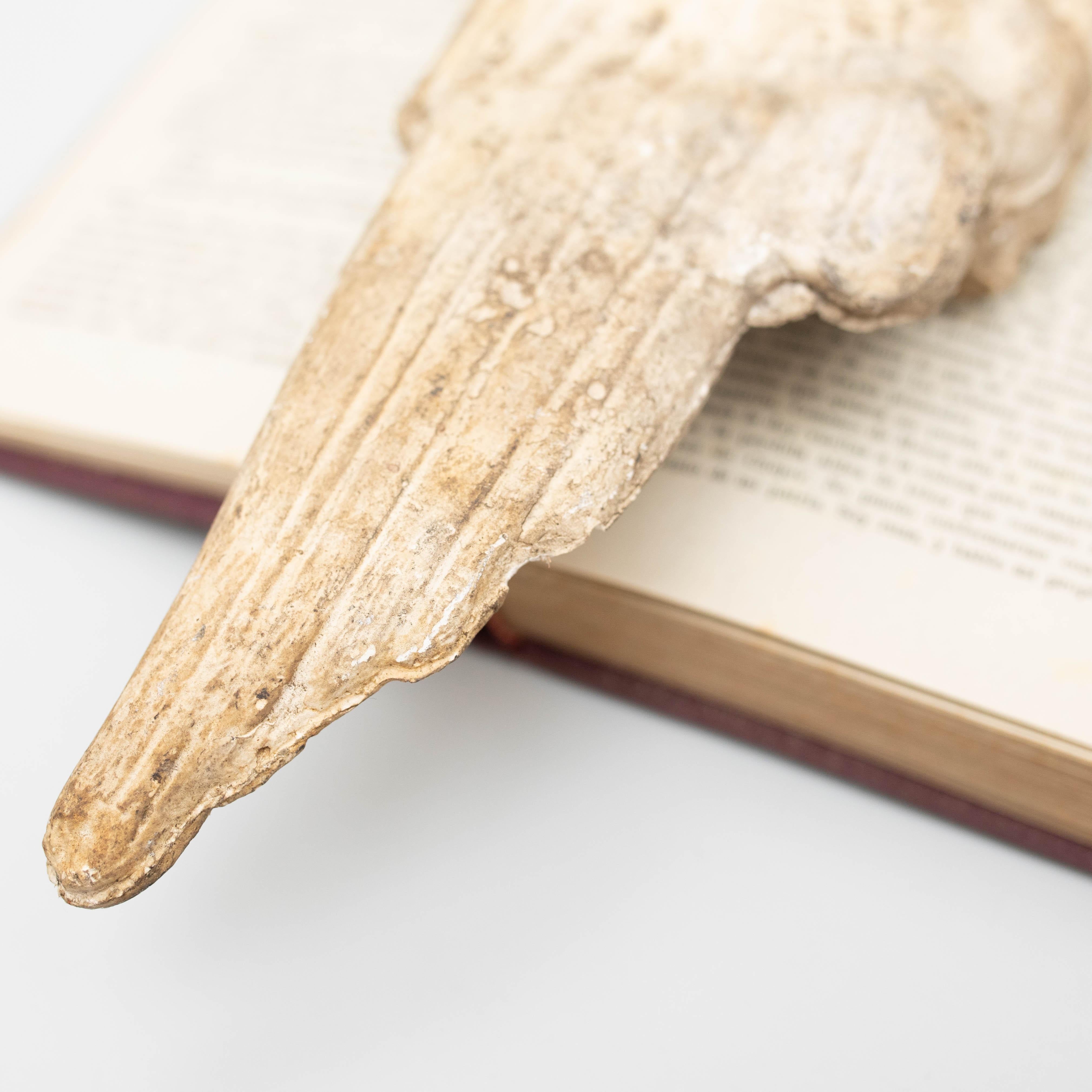 Legno Opera d'arte con libro antico e ali di scultura misteriosa, circa 1990 in vendita