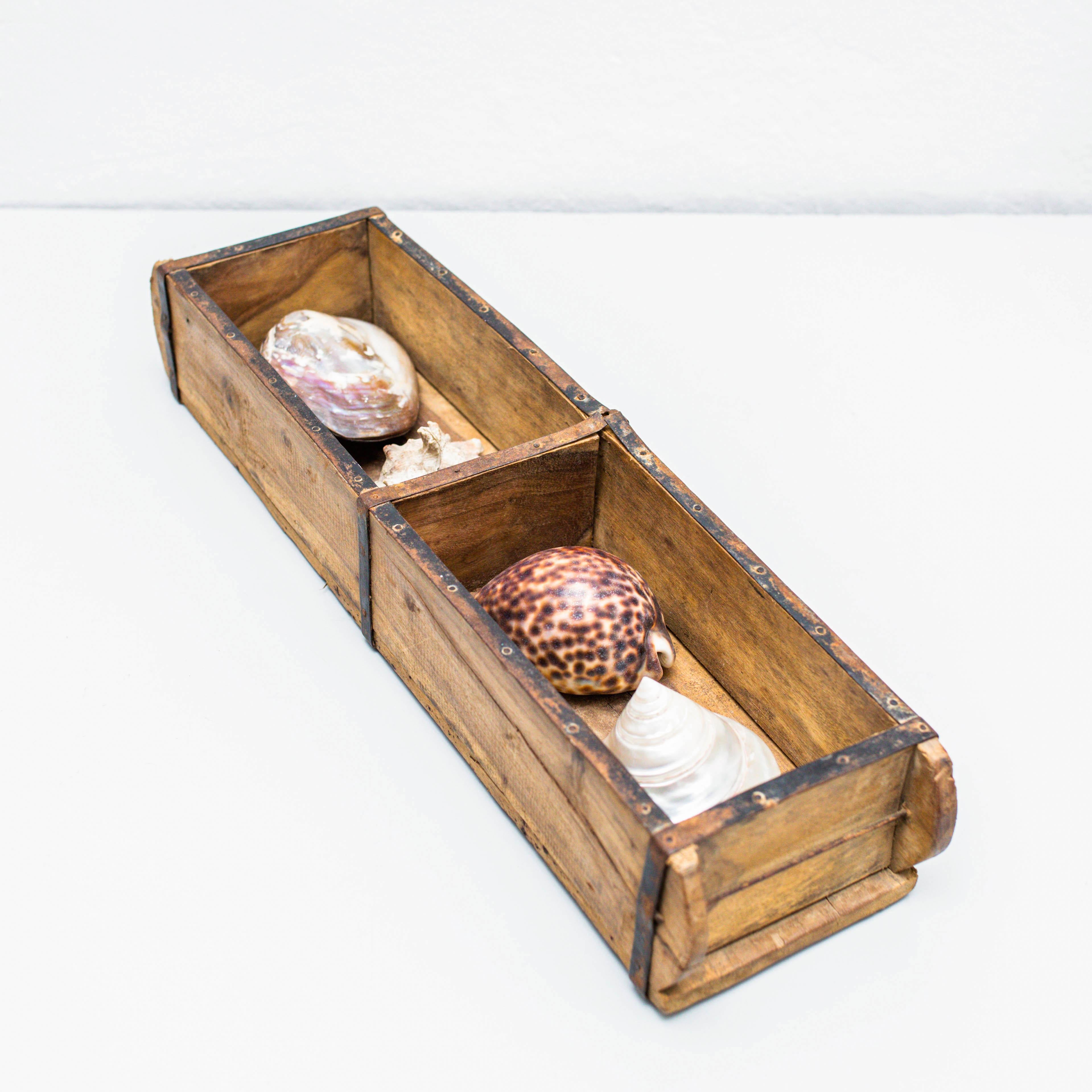 Artwork with shells.

Made by unknown manufacturer in Spain, circa 1990.

In original condition, with minor wear consistent with age and use, preserving a beautiful patina. 

Materials:
Wood.
Shells.

Measures:
H 10cm
W 58cm
D