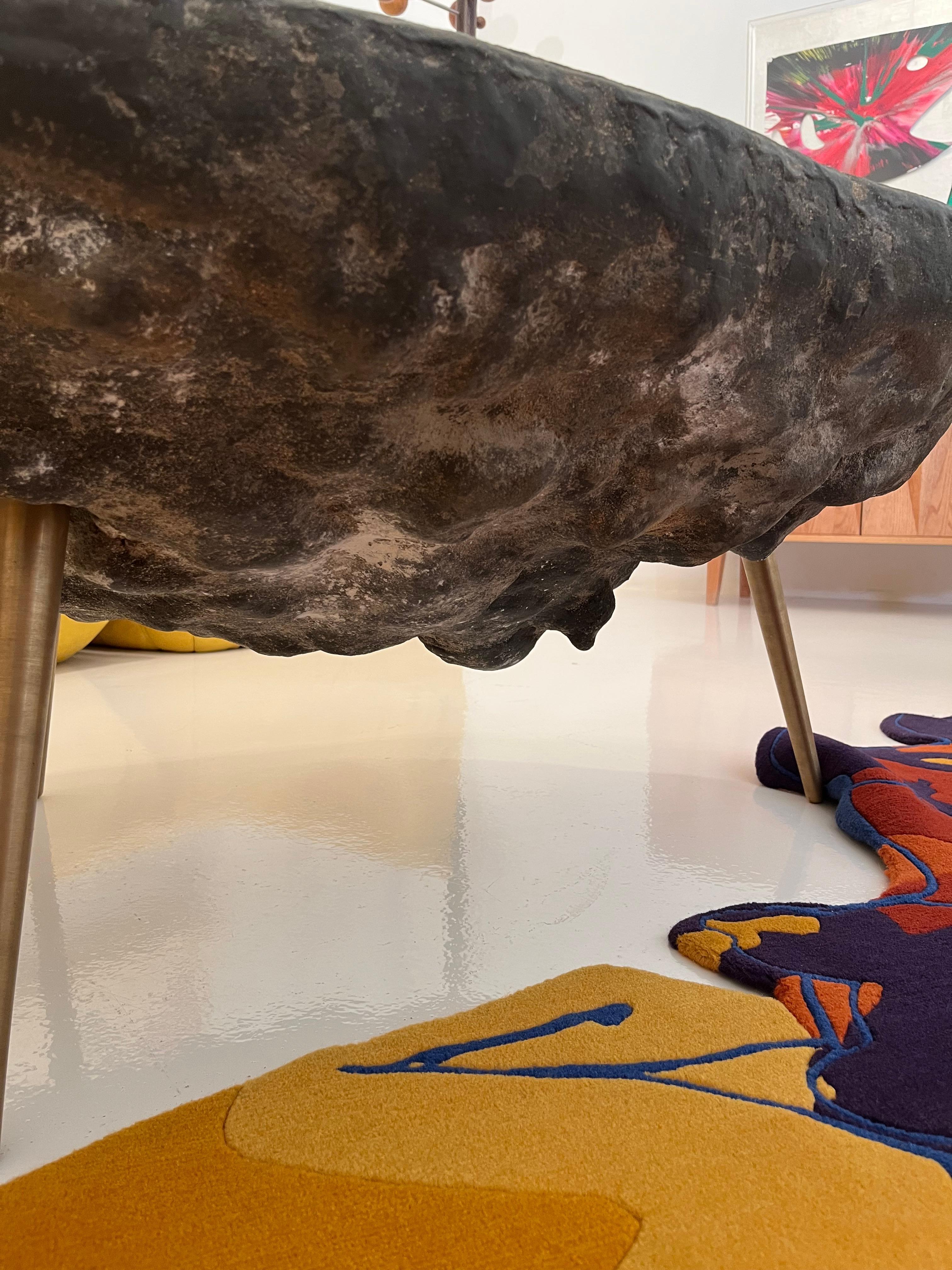 XXI secolo e contemporaneo Tavolino Artis di Von Pelt Atelier realizzato a mano con una rara forma di geode in vendita