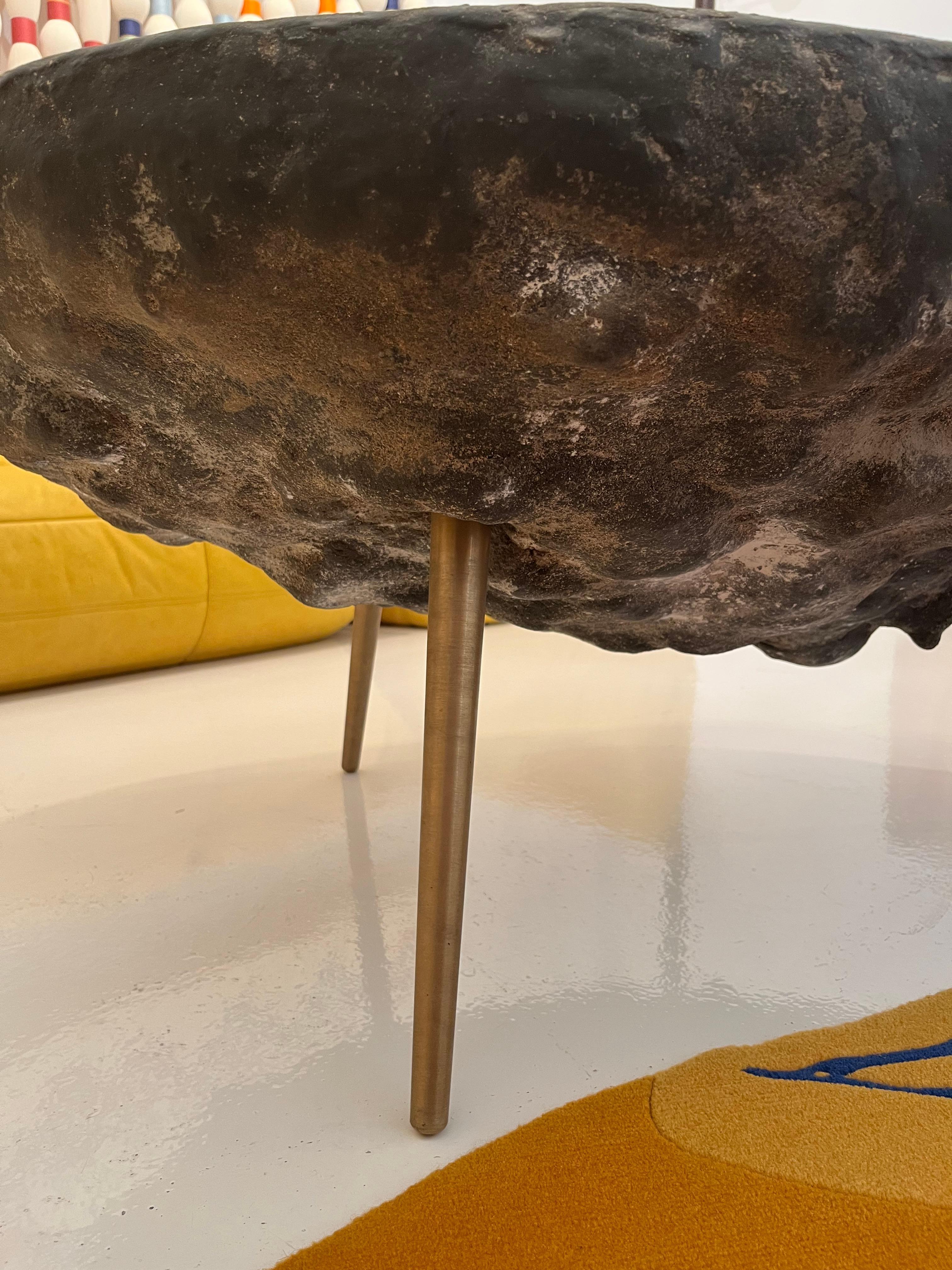 Ottone Tavolino Artis di Von Pelt Atelier realizzato a mano con una rara forma di geode in vendita