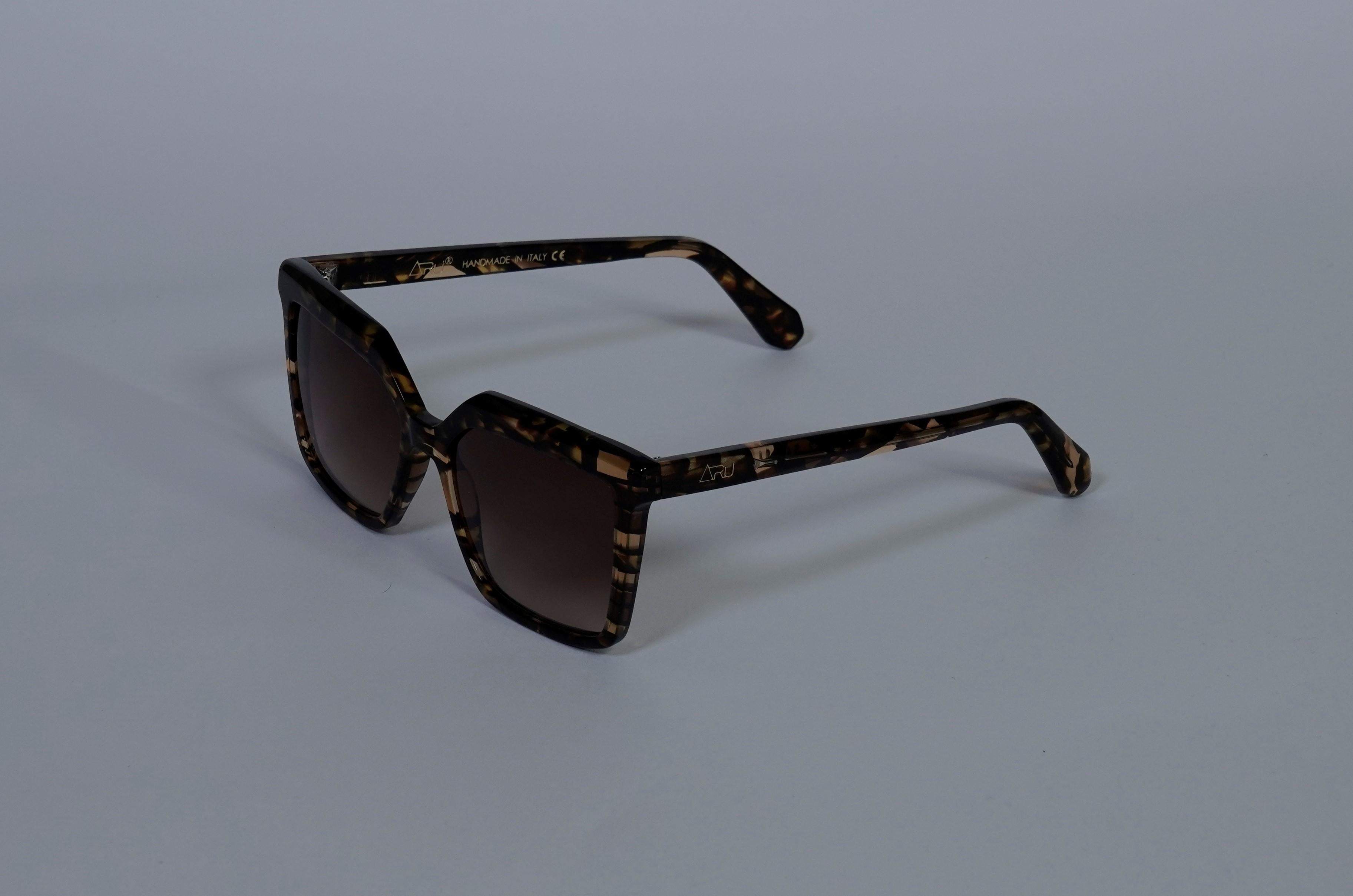 Aru Eyewear brown sunglasses
Model born for women with a vintage shape, entirely in acetate and timeless.
totally made in italy