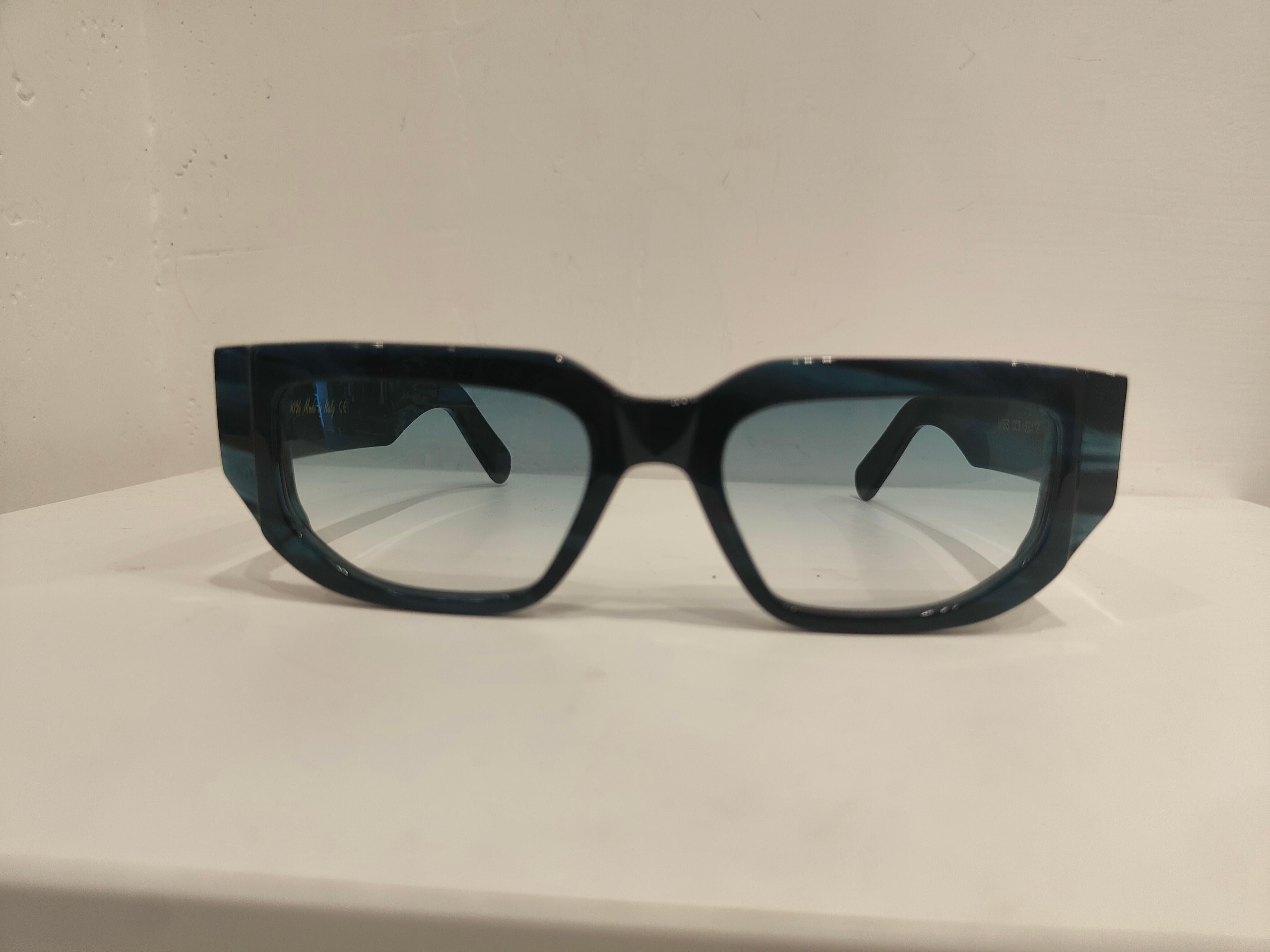 Occhiali da sole polarizzati Aru blu NWOT
totalmente made in italy
gli occhiali sono anche protetti dai raggi UV
