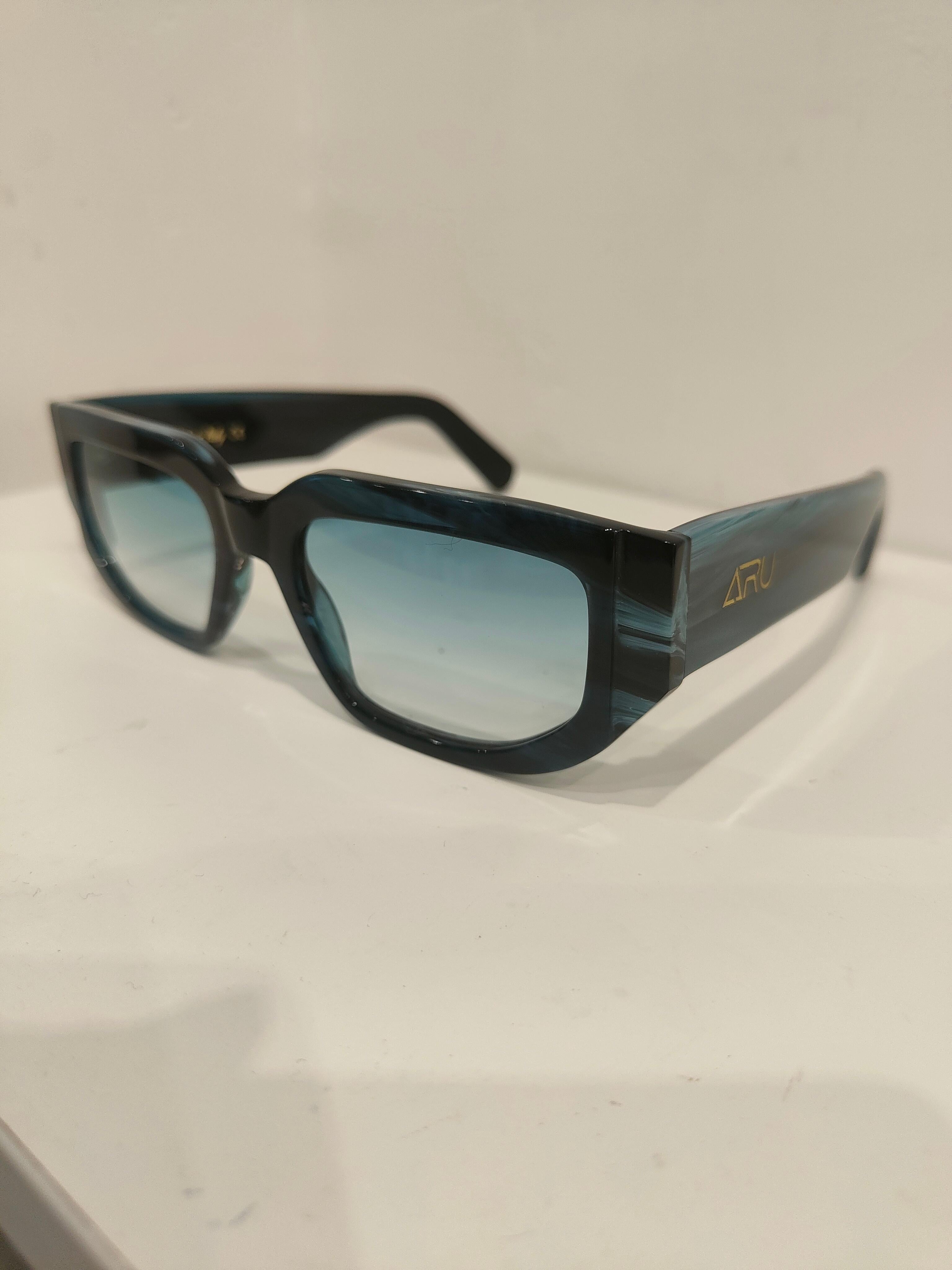 Nero Occhiali da sole polarizzati Aru blu NWOT in vendita