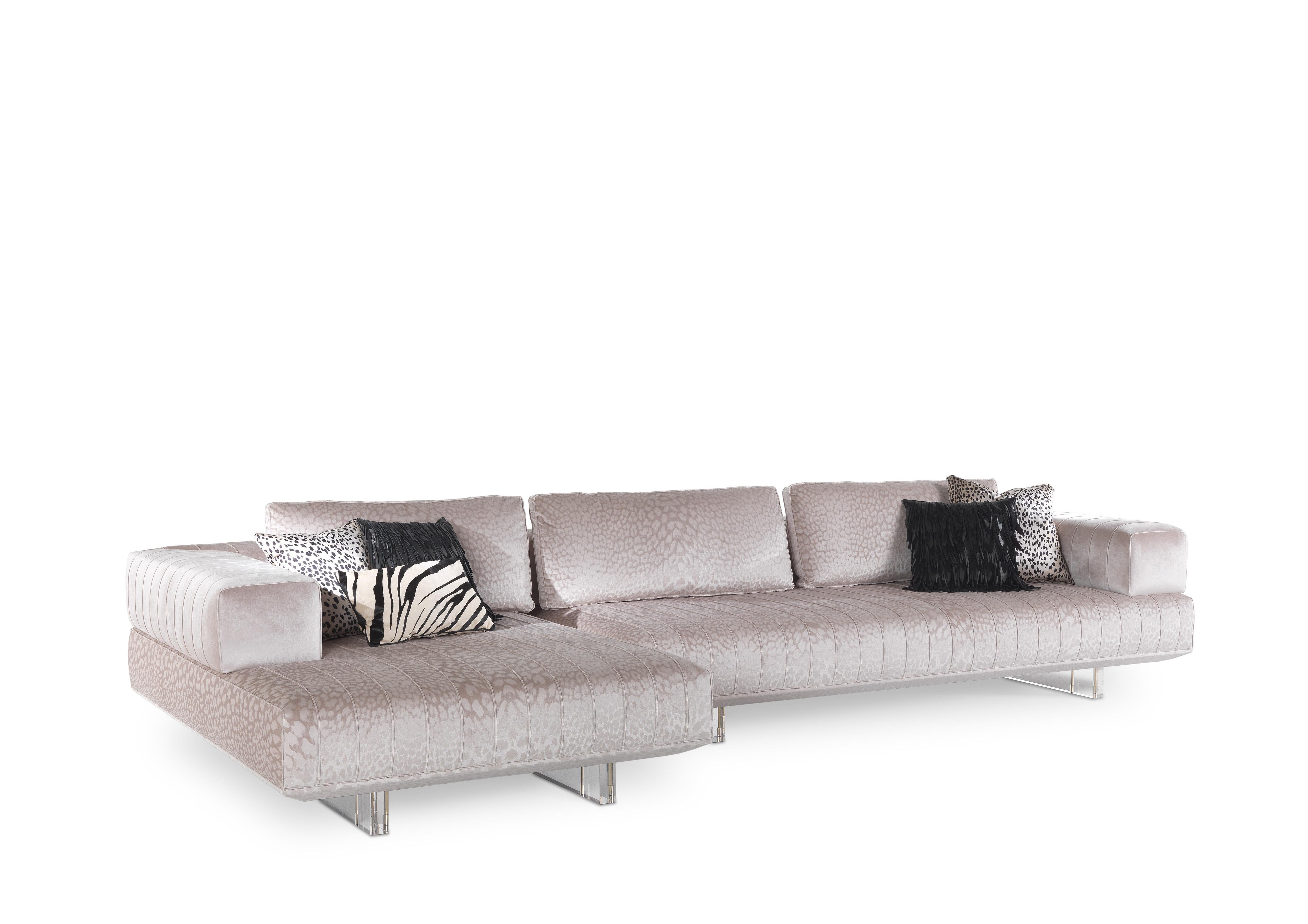 Contemporary lines and vintage references for the Aruba sofa, available in 2 or 3-seat versions or modular according to customer needs. The light legs in transparent plexiglass give the sofa a touch of 1970s style while the processing of the