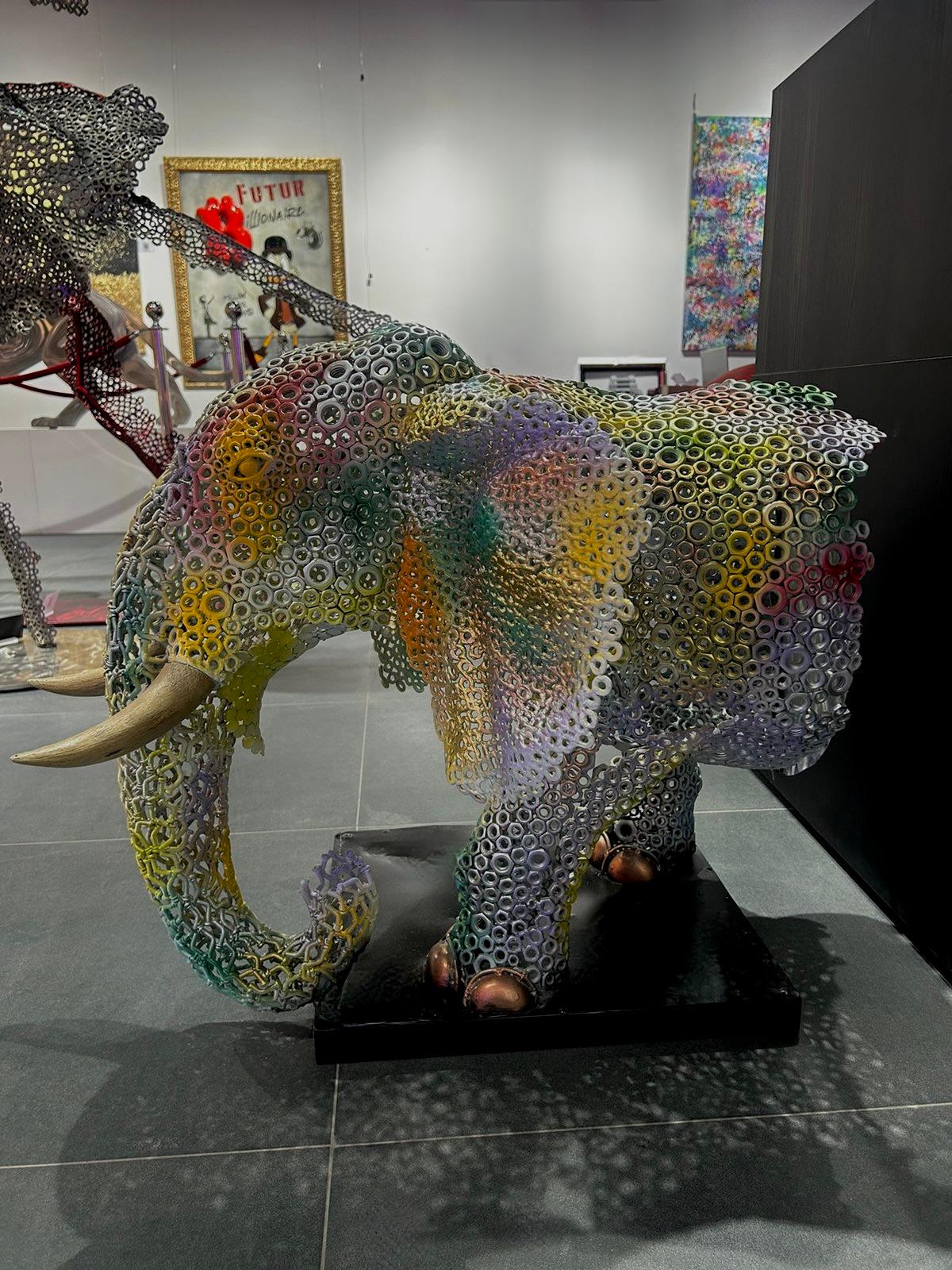 Bunter Elefant – Sculpture von Arun A