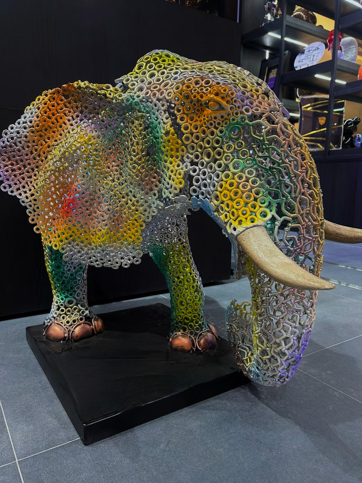 Arun A Figurative Sculpture – Bunter Elefant