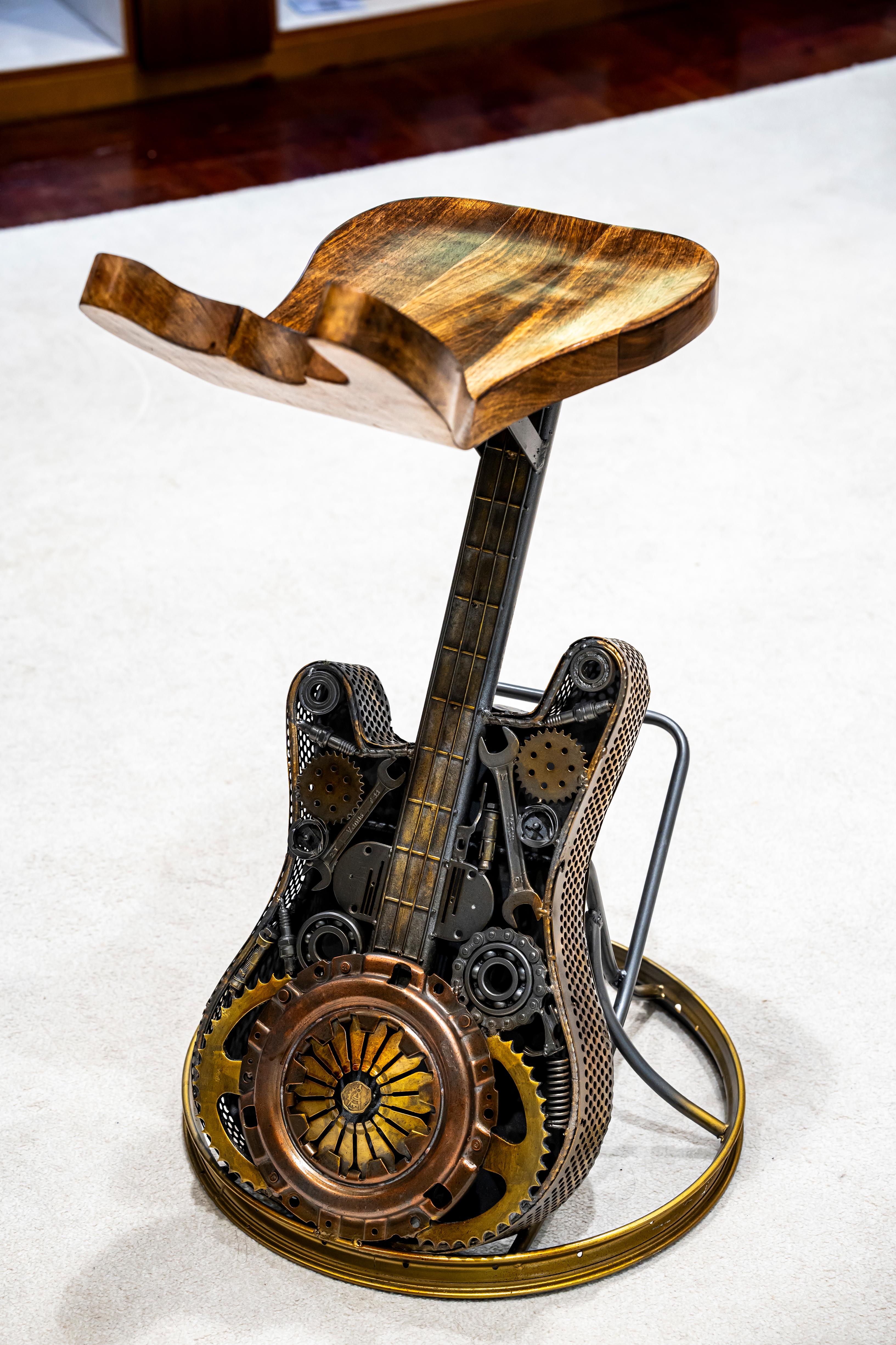 Figurative Sculpture Arun A -  Chaise à guitare