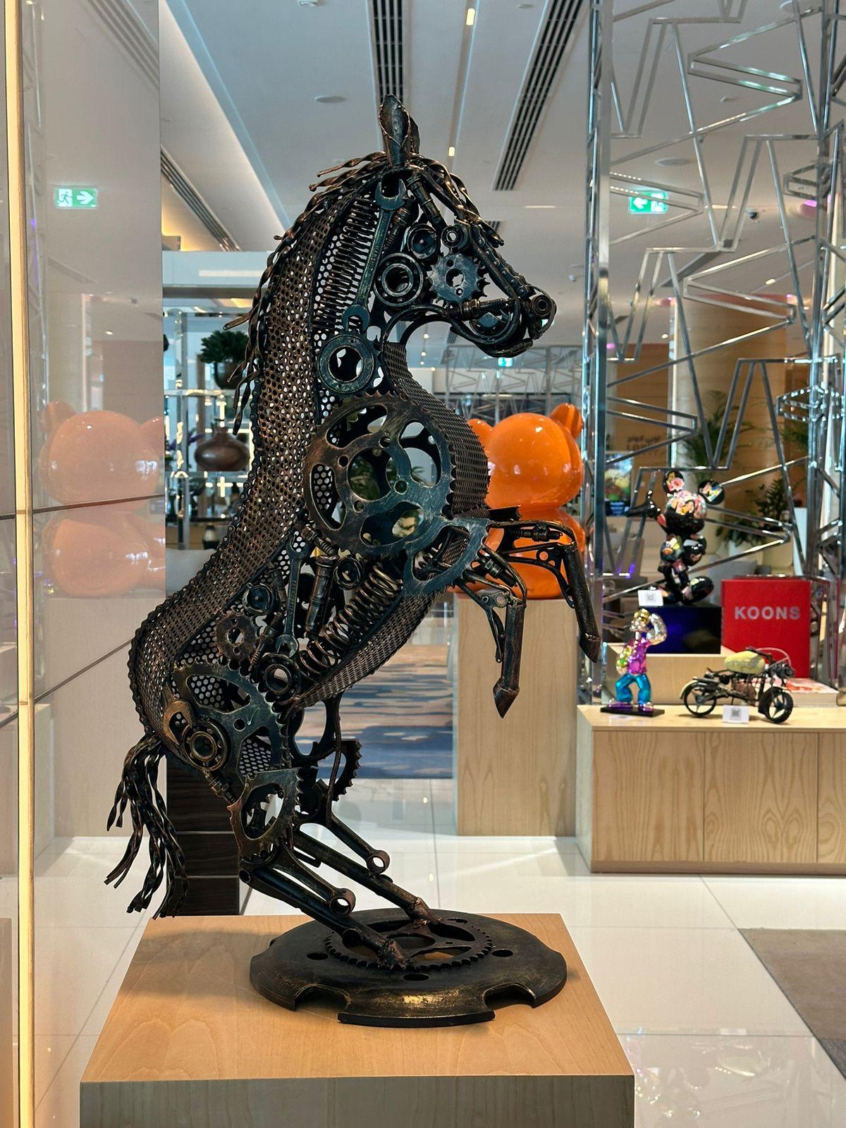 Es war die Initiative von Arun, dessen Leidenschaft für die Schaffung von Schönheit aus scheinbar alltäglichen Materialien ihn dazu brachte, Metallschrott in beeindruckende Kunstwerke zu verwandeln. Arun und Gaurav haben mit anderen weltweit