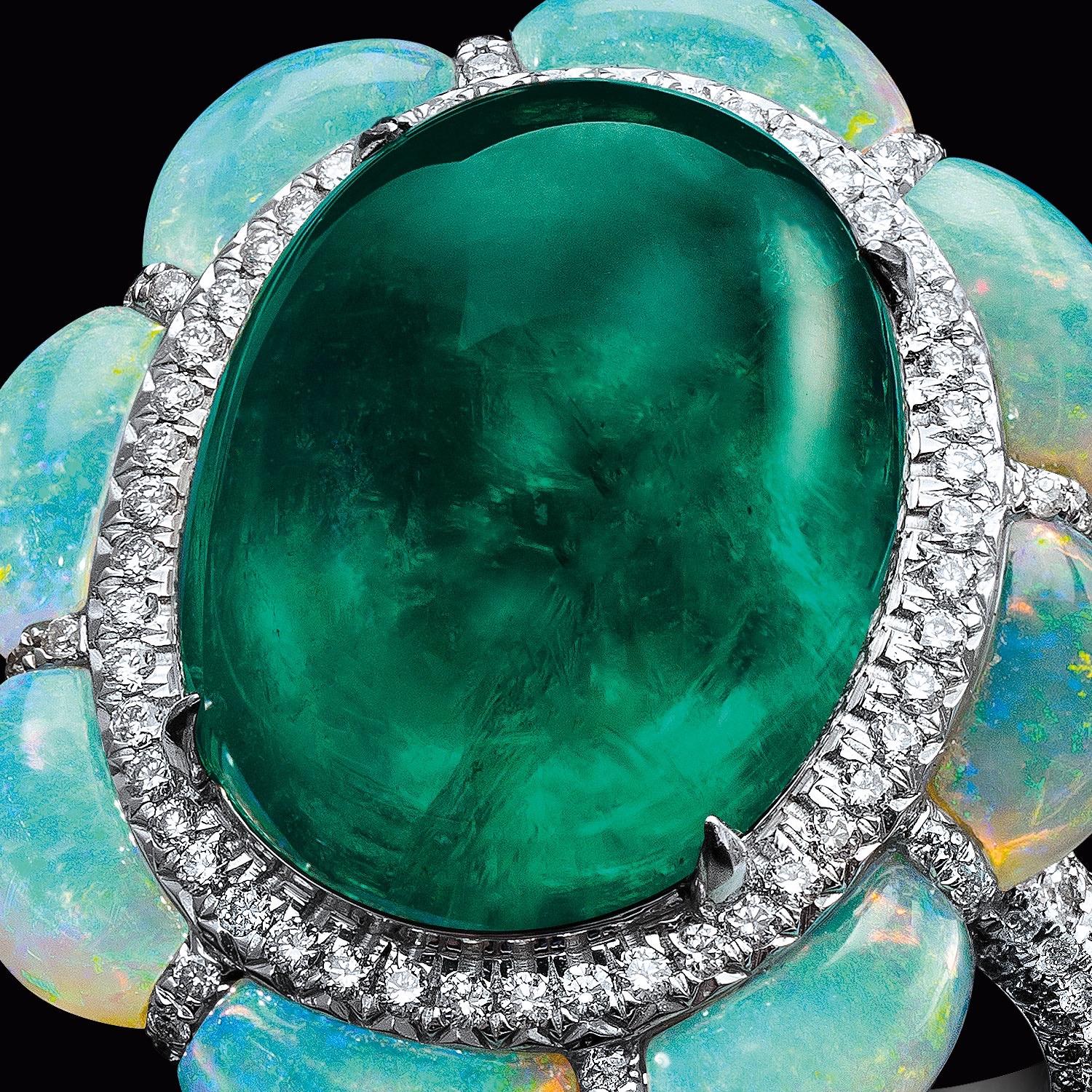 Arunashi 18KT Weißgold, 10,11 Karat Ring mit Smaragd im Cabochon-Schliff und Opalen und Diamanten (Moderne) im Angebot