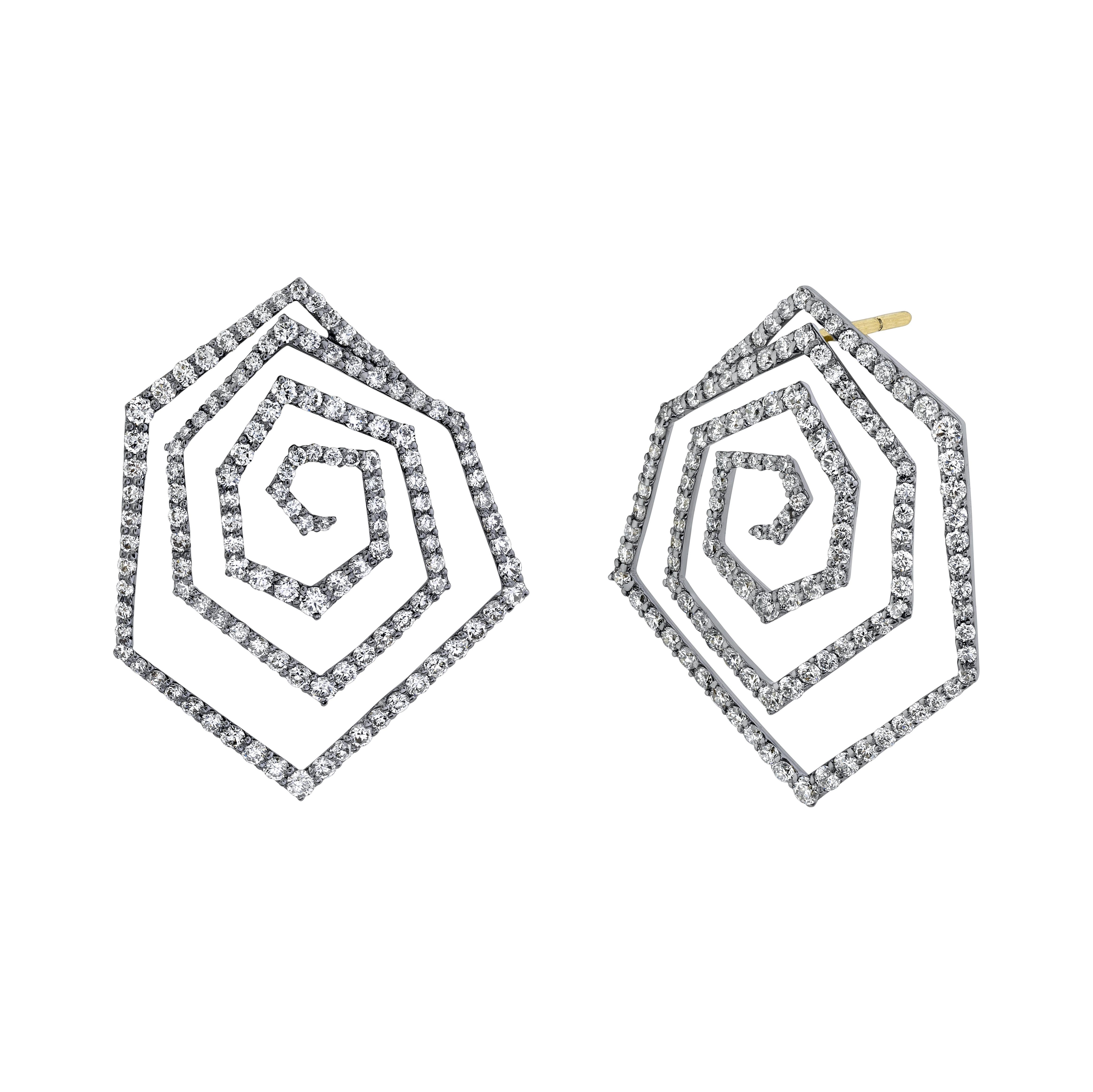 Arunashi Pendientes Triángulo Espiral Diamante, Oro Ennegrecido 18 Kilates en Nuevo estado para la venta en Beverly Hills, CA