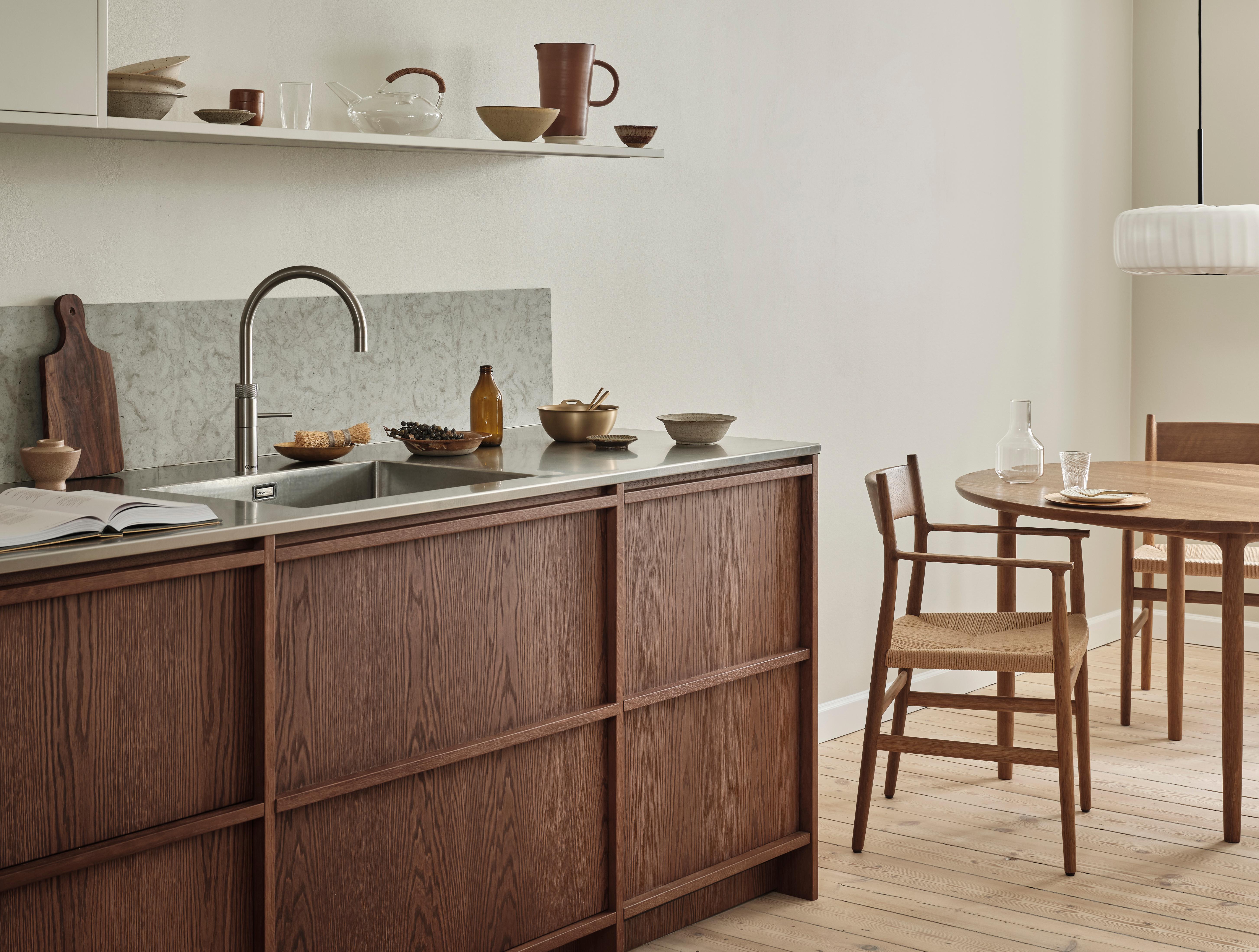La pluripremiata sedia ARV attinge alle virtù classiche del design danese moderno con qualità senza tempo, ma con lo spirito di una nuova generazione.
La caratteristica concettuale del design è la formazione di 