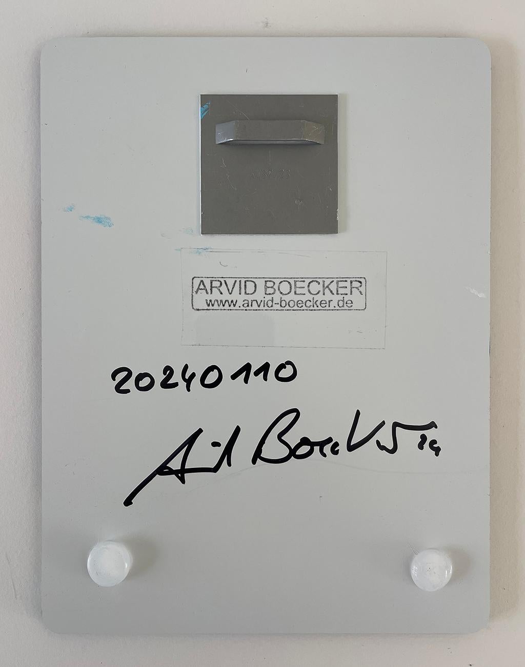 20240110 (Pittura astratta)
Acrilico e resina su Alu Dibond - Senza cornice.

Boecker inizia ogni nuova opera scrivendo a matita la sua composizione. Ma l'opera in definitiva riguarda i colori e gli strati che si evolveranno sulla superficie nel