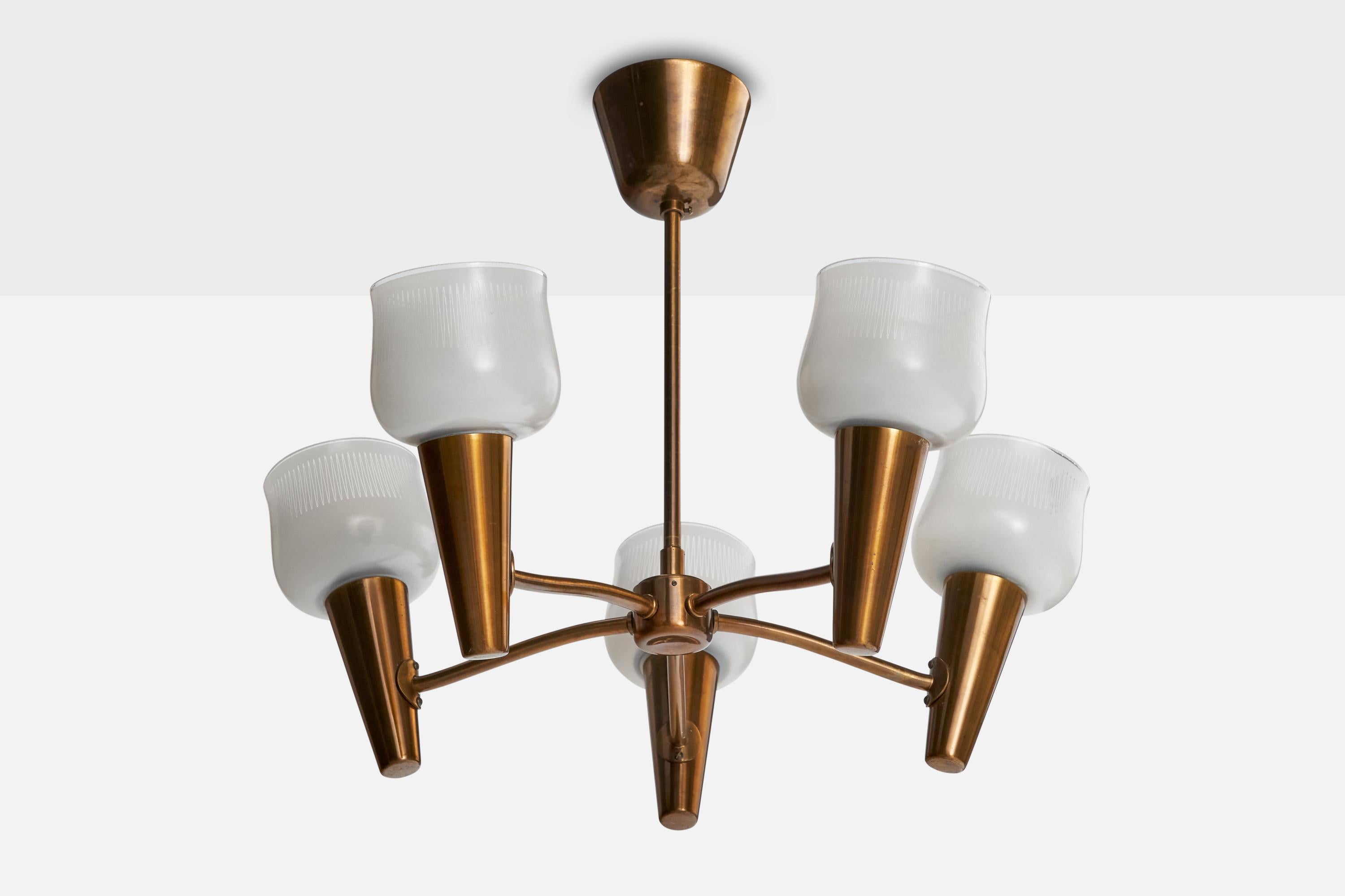 Lampadario in ottone e vetro opalino attribuito a Arvid Böhlmarks Lampfabrik, Svezia, anni Cinquanta.

Dimensioni complessive (pollici): 16,25