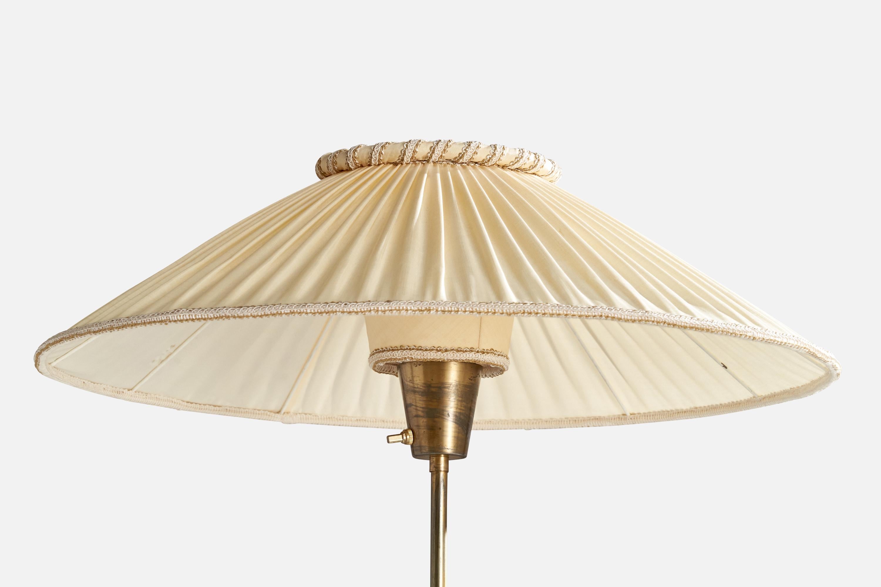 Suédois Arvid Böhlmarks Lampfabrik, lampadaire, laiton, tissu, Suède, années 1930 en vente