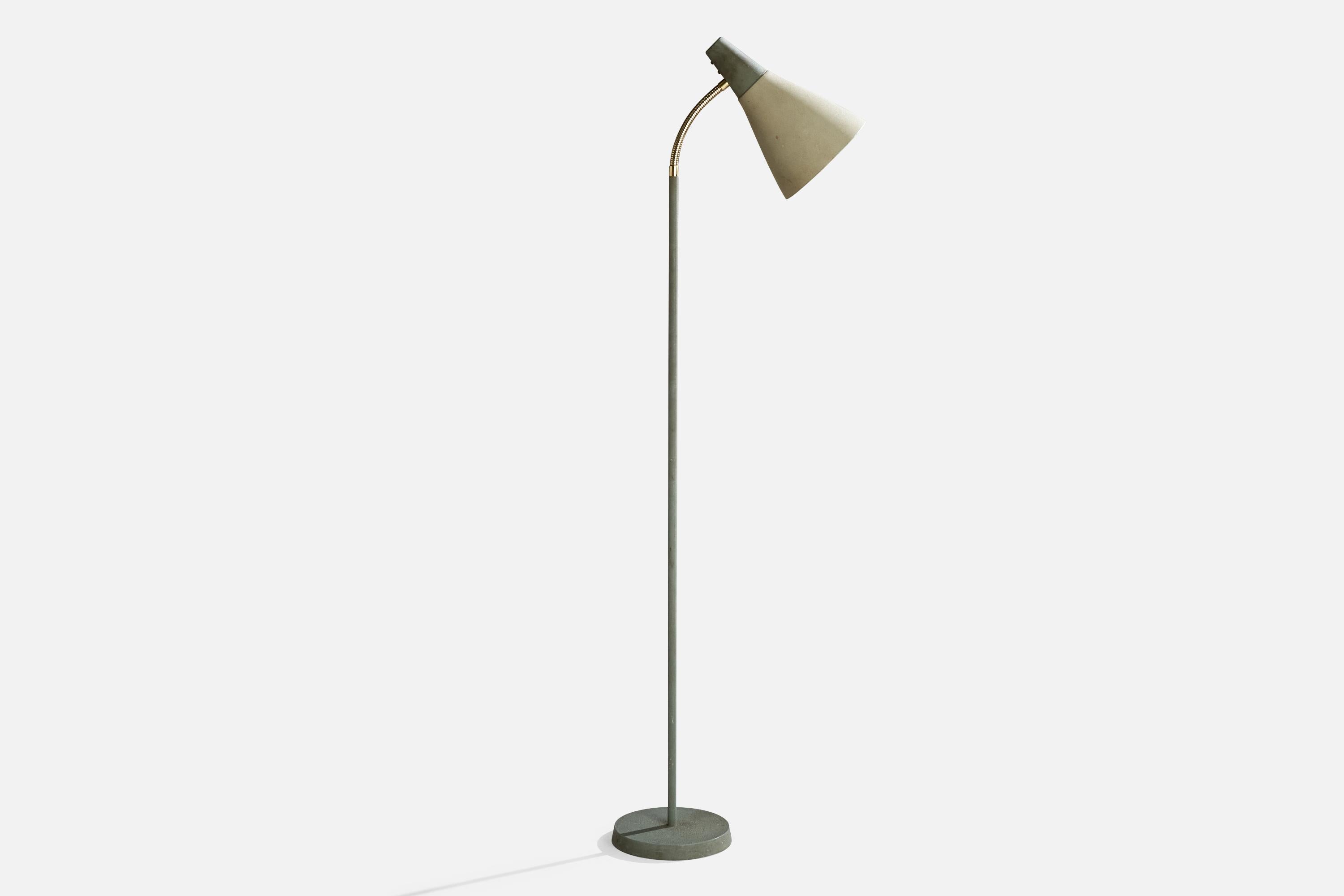 Lampadaire réglable en laiton, en fer laqué gris et en métal laqué blanc crème produit par Arvid Böhlmarks Lampfabrik, Suède, C.C. 1950.